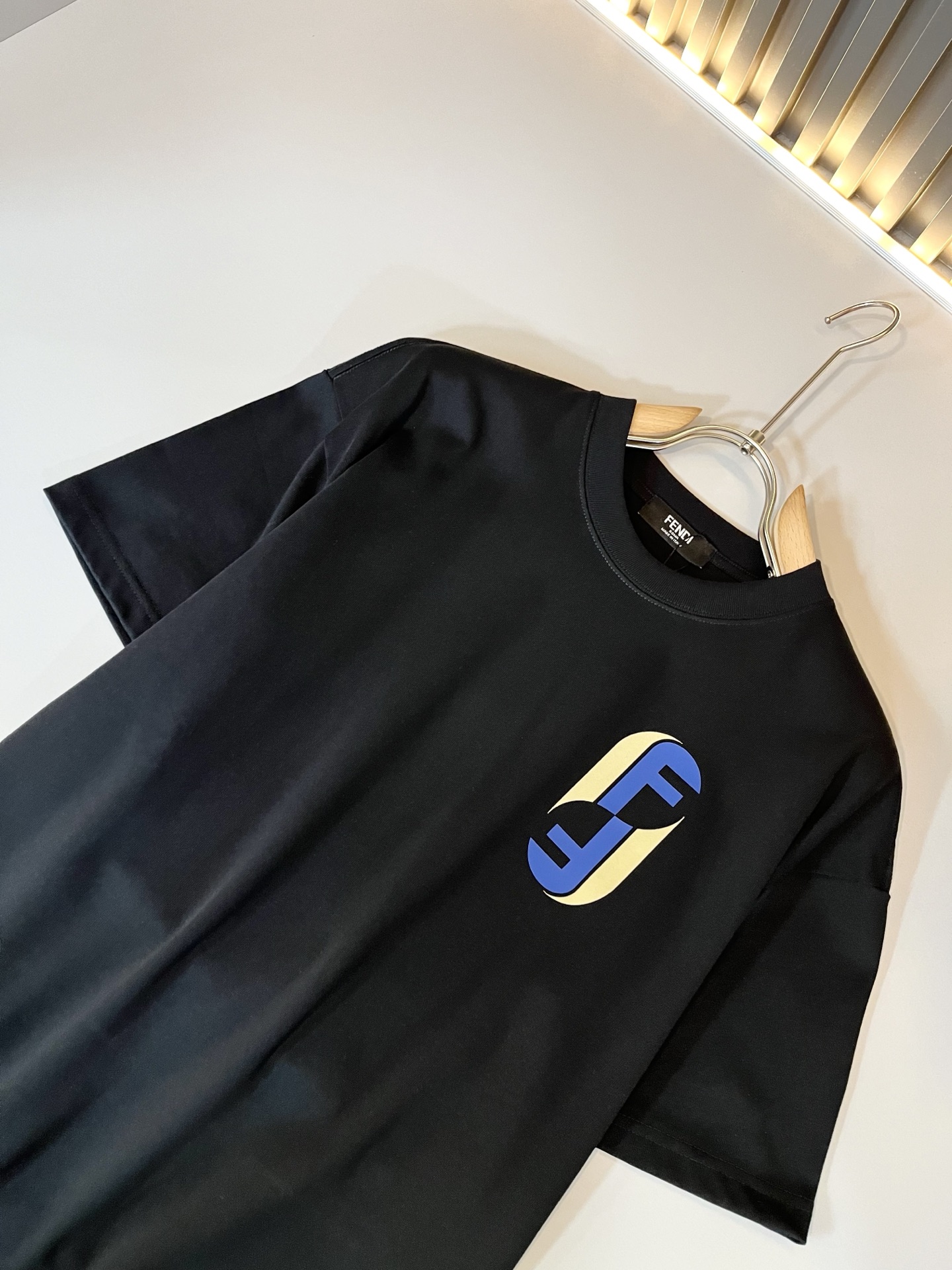   FEN*I 芬*迪2025春夏新款FD家族FF男女同款👫短袖T恤，男女同款👫百搭极简短袖。意大利原厂