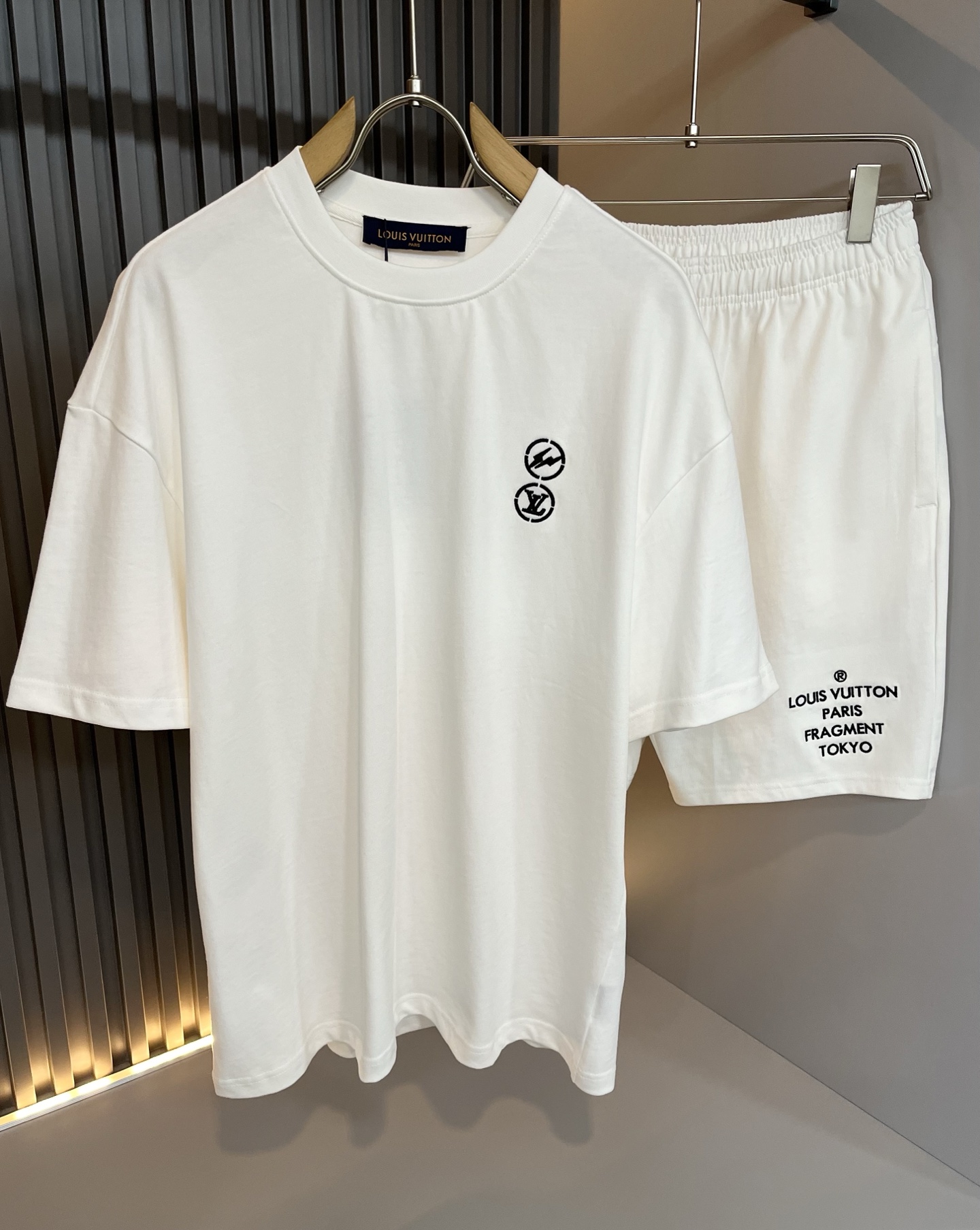  LouisVuitt*路易*登 2025春夏全新系列单品上线，非常时髦前卫的一款男女同款休闲套装，标识