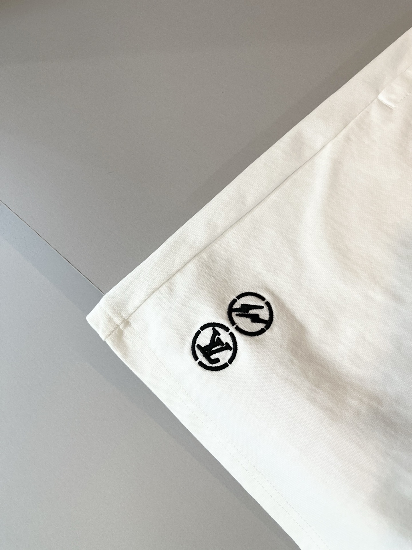  LouisVuitt*路易*登 2025春夏全新系列单品上线，非常时髦前卫的一款男女同款休闲套装，标识