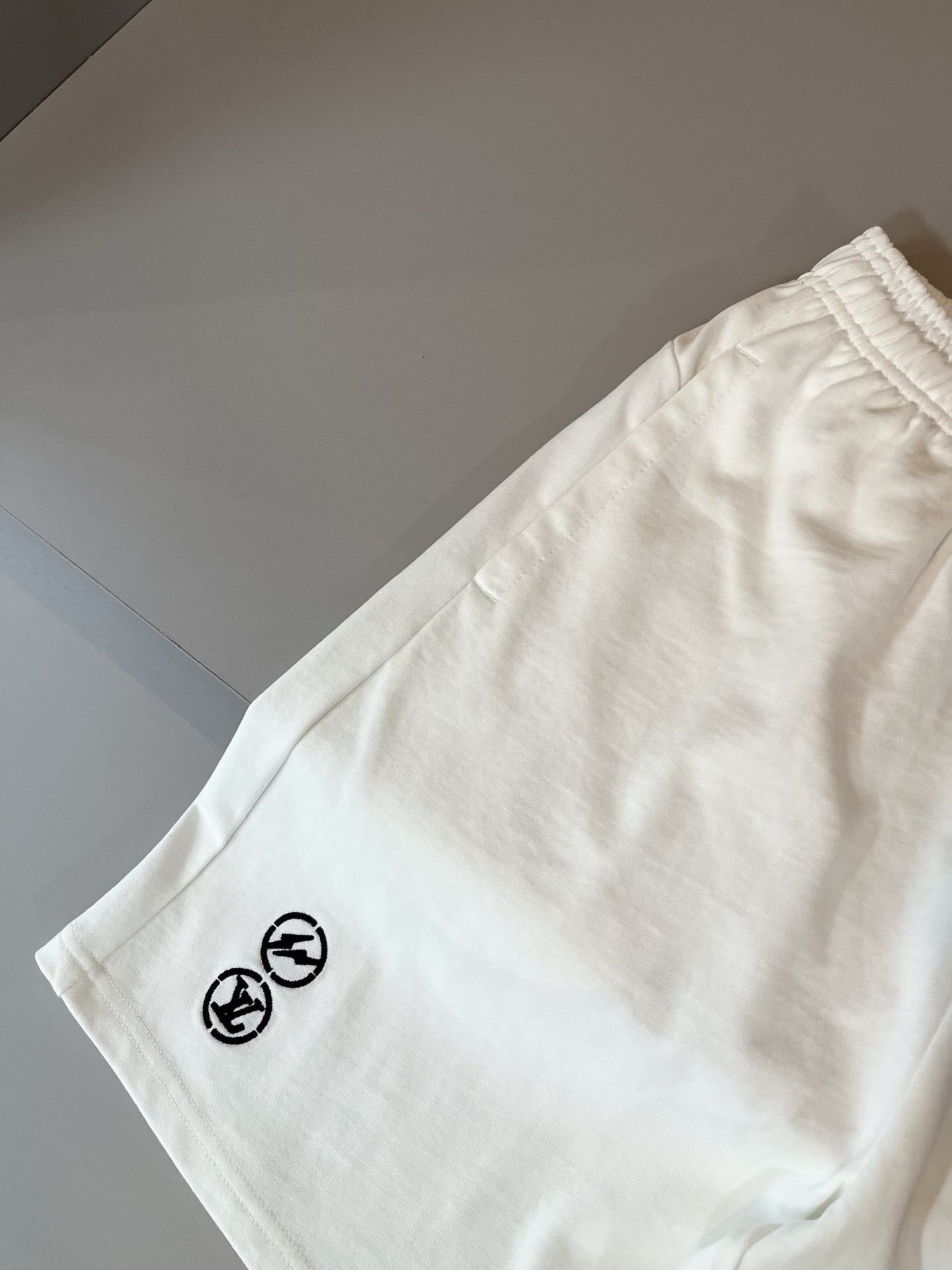  LouisVuitt*路易*登 2025春夏全新系列单品上线，非常时髦前卫的一款男女同款休闲套装，标识