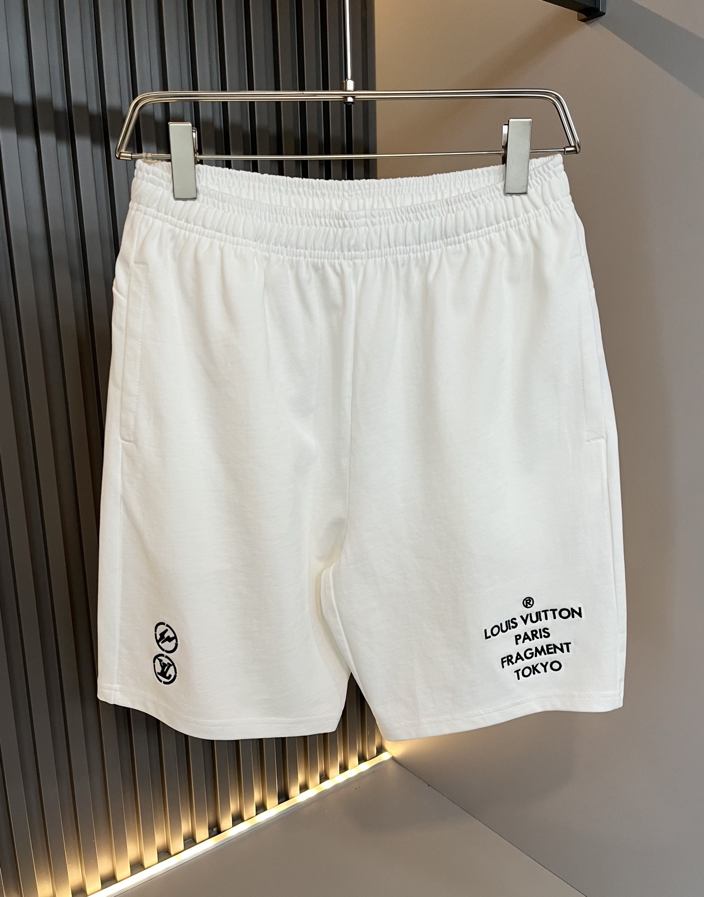  LouisVuitt*路易*登 2025春夏全新系列单品上线，非常时髦前卫的一款男女同款休闲套装，标识