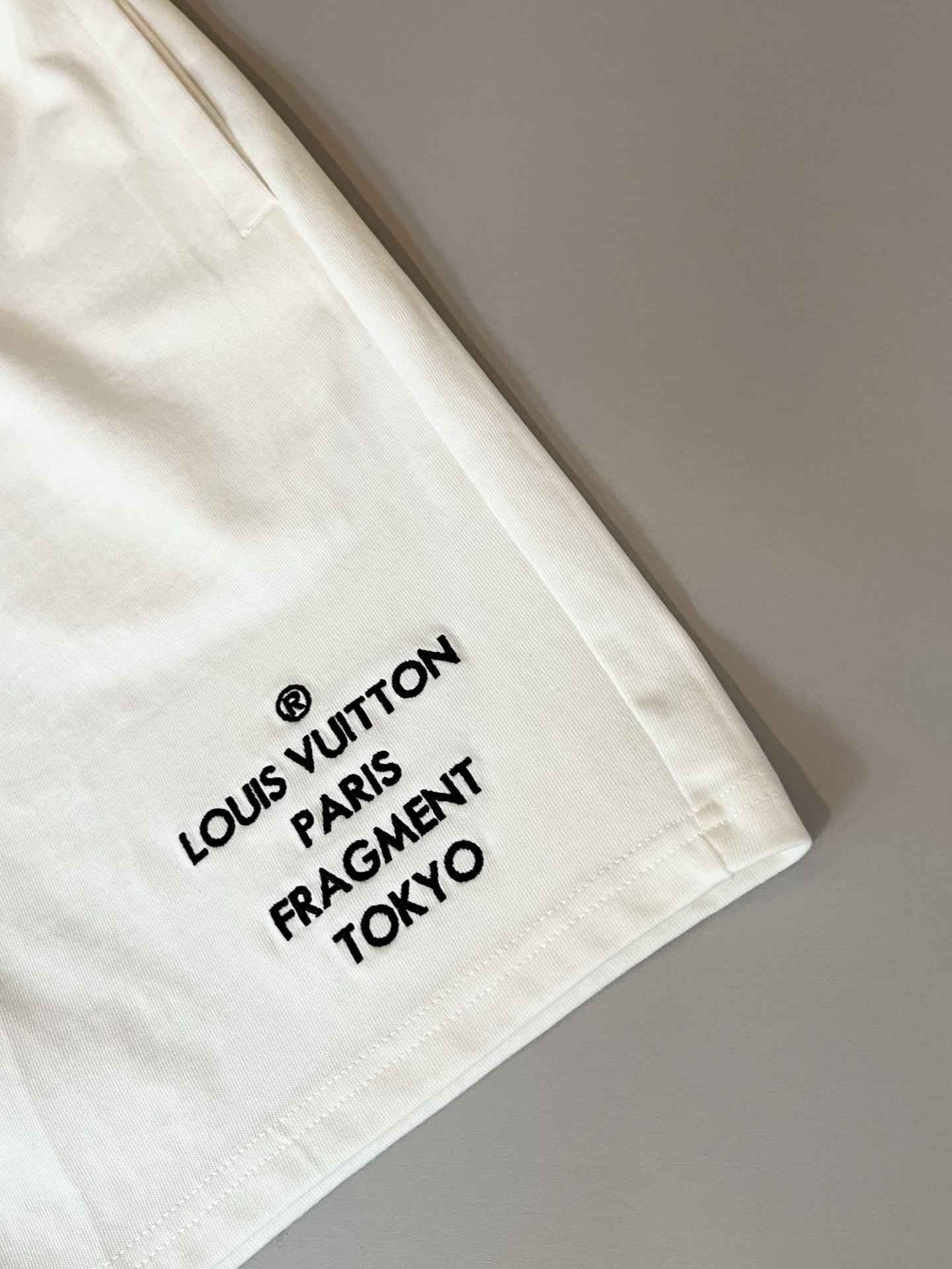  LouisVuitt*路易*登 2025春夏全新系列单品上线，非常时髦前卫的一款男女同款休闲套装，标识