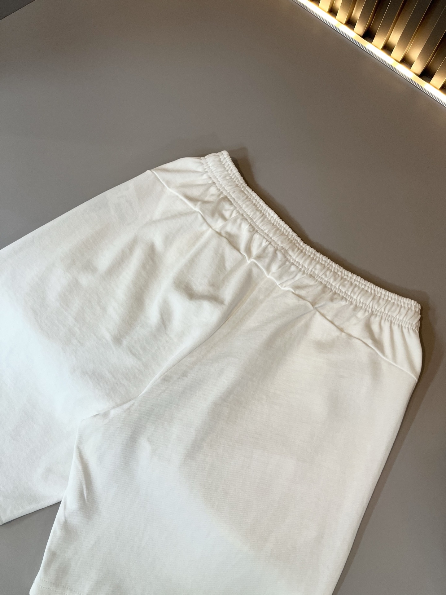  LouisVuitt*路易*登 2025春夏全新系列单品上线，非常时髦前卫的一款男女同款休闲套装，标识