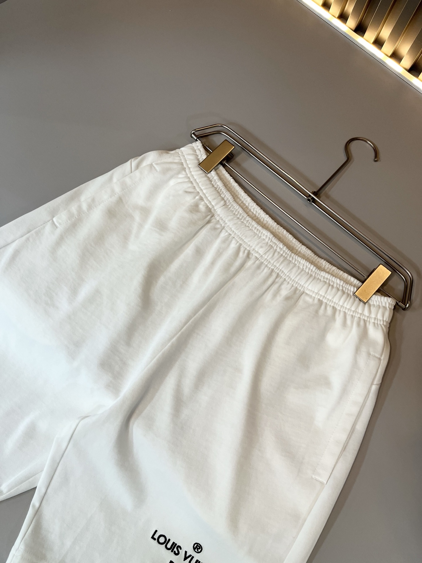  LouisVuitt*路易*登 2025春夏全新系列单品上线，非常时髦前卫的一款男女同款休闲套装，标识