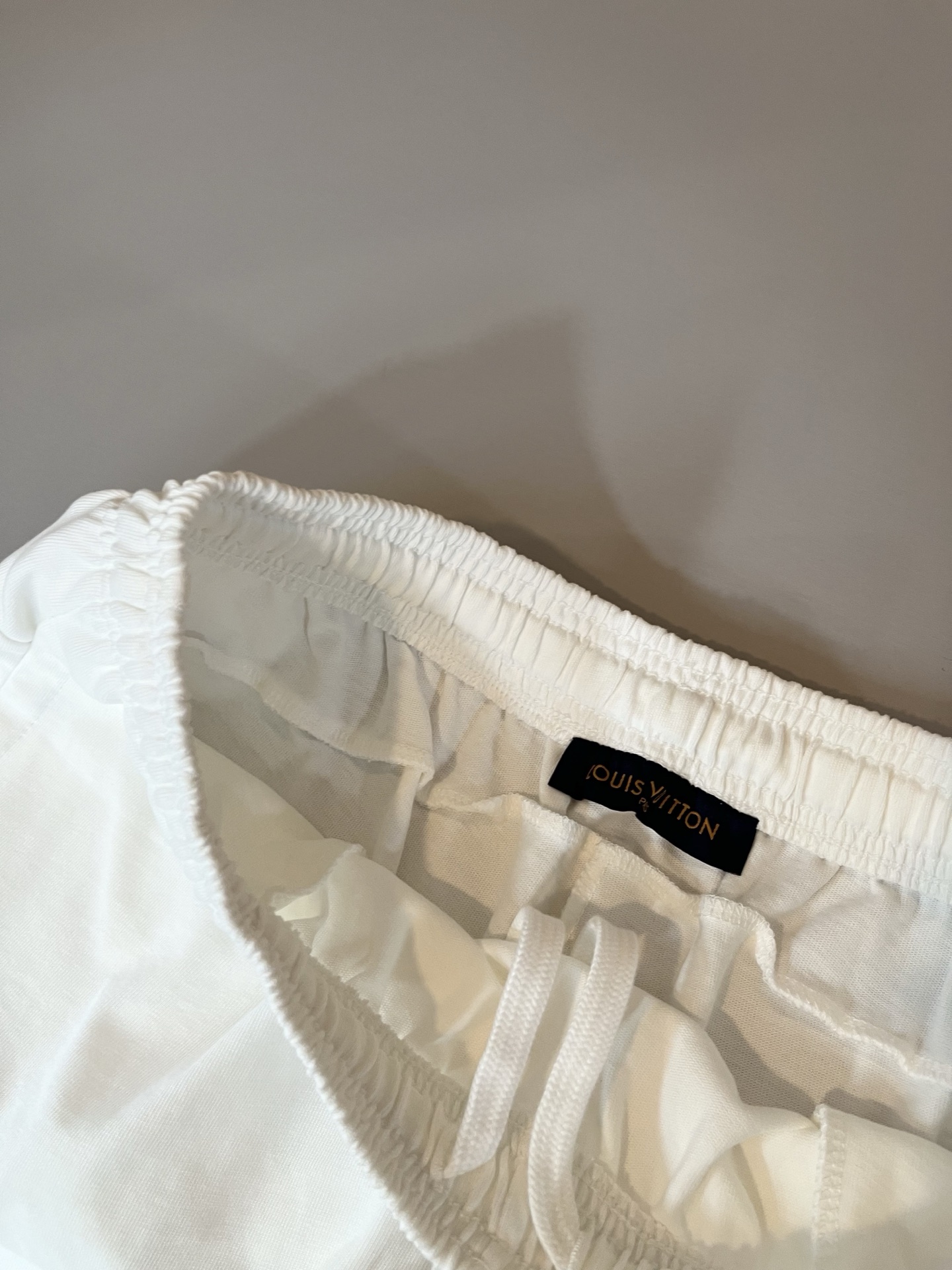  LouisVuitt*路易*登 2025春夏全新系列单品上线，非常时髦前卫的一款男女同款休闲套装，标识