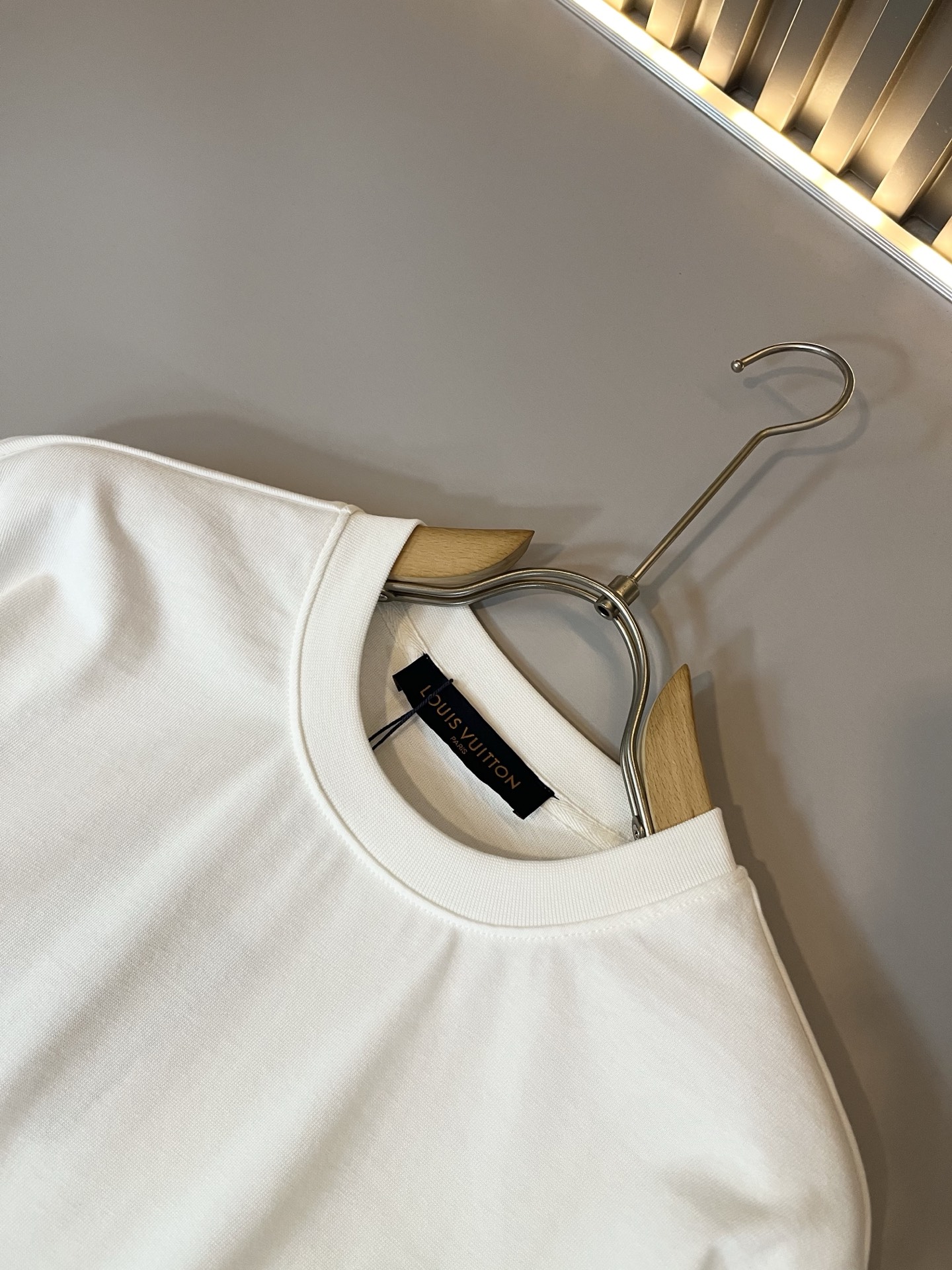  LouisVuitt*路易*登 2025春夏全新系列单品上线，非常时髦前卫的一款男女同款休闲套装，标识