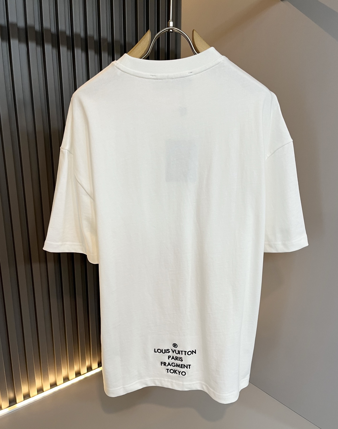  LouisVuitt*路易*登 2025春夏全新系列单品上线，非常时髦前卫的一款男女同款休闲套装，标识