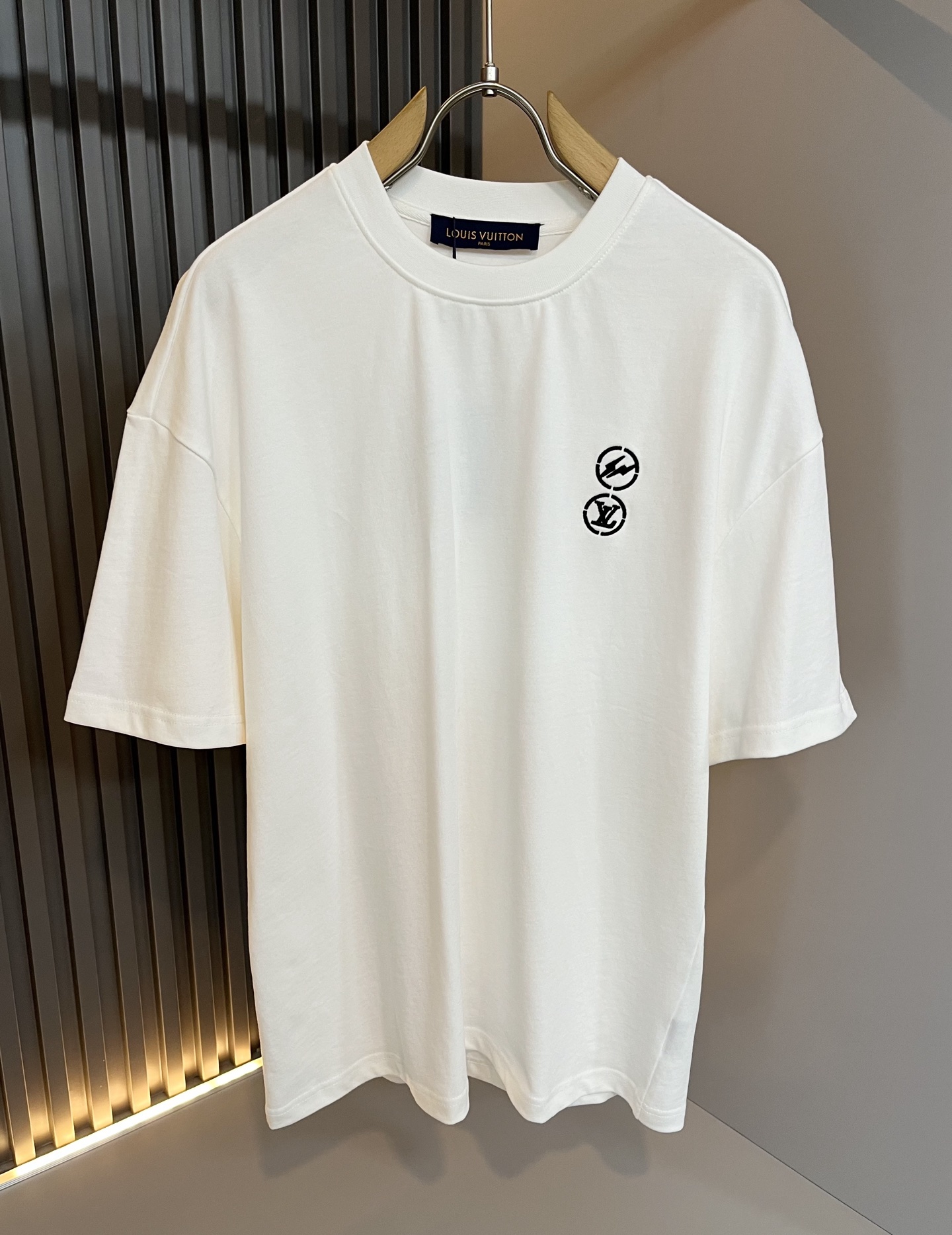  LouisVuitt*路易*登 2025春夏全新系列单品上线，非常时髦前卫的一款男女同款休闲套装，标识