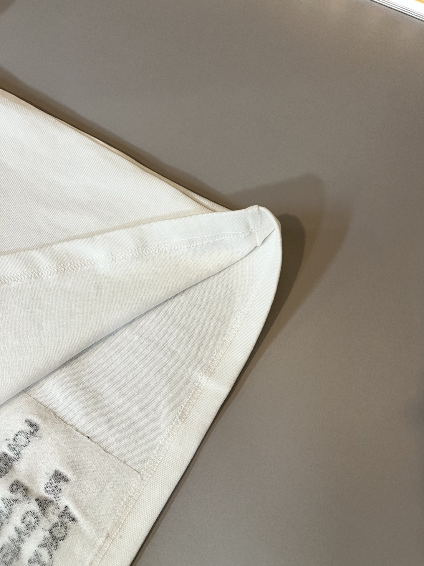  LouisVuitt*路易*登 2025春夏全新系列单品上线，非常时髦前卫的一款男女同款休闲套装，标识