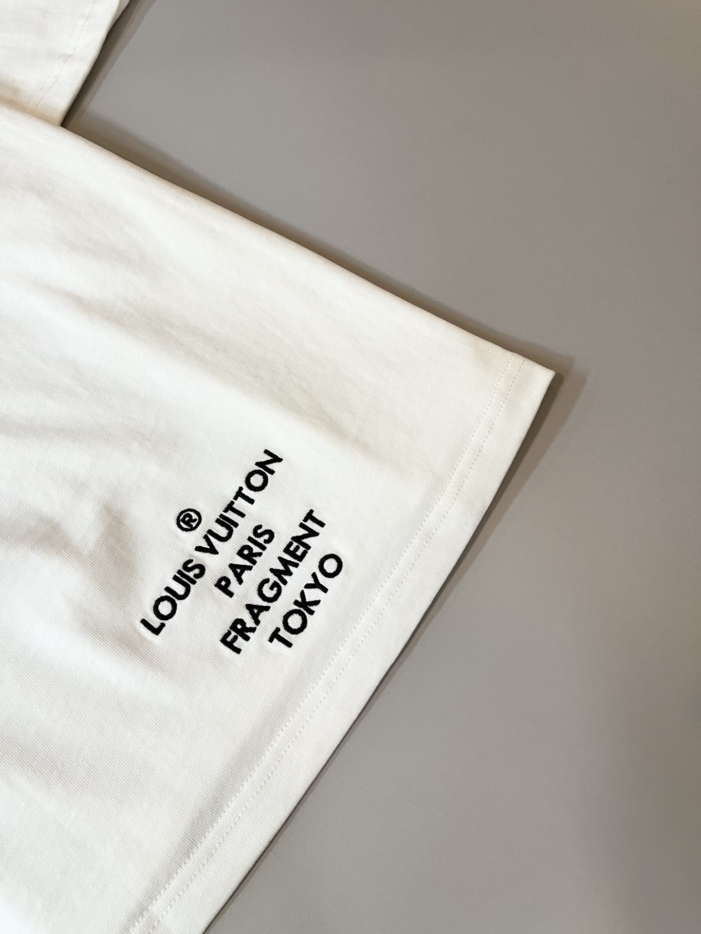  LouisVuitt*路易*登 2025春夏全新系列单品上线，非常时髦前卫的一款男女同款休闲套装，标识