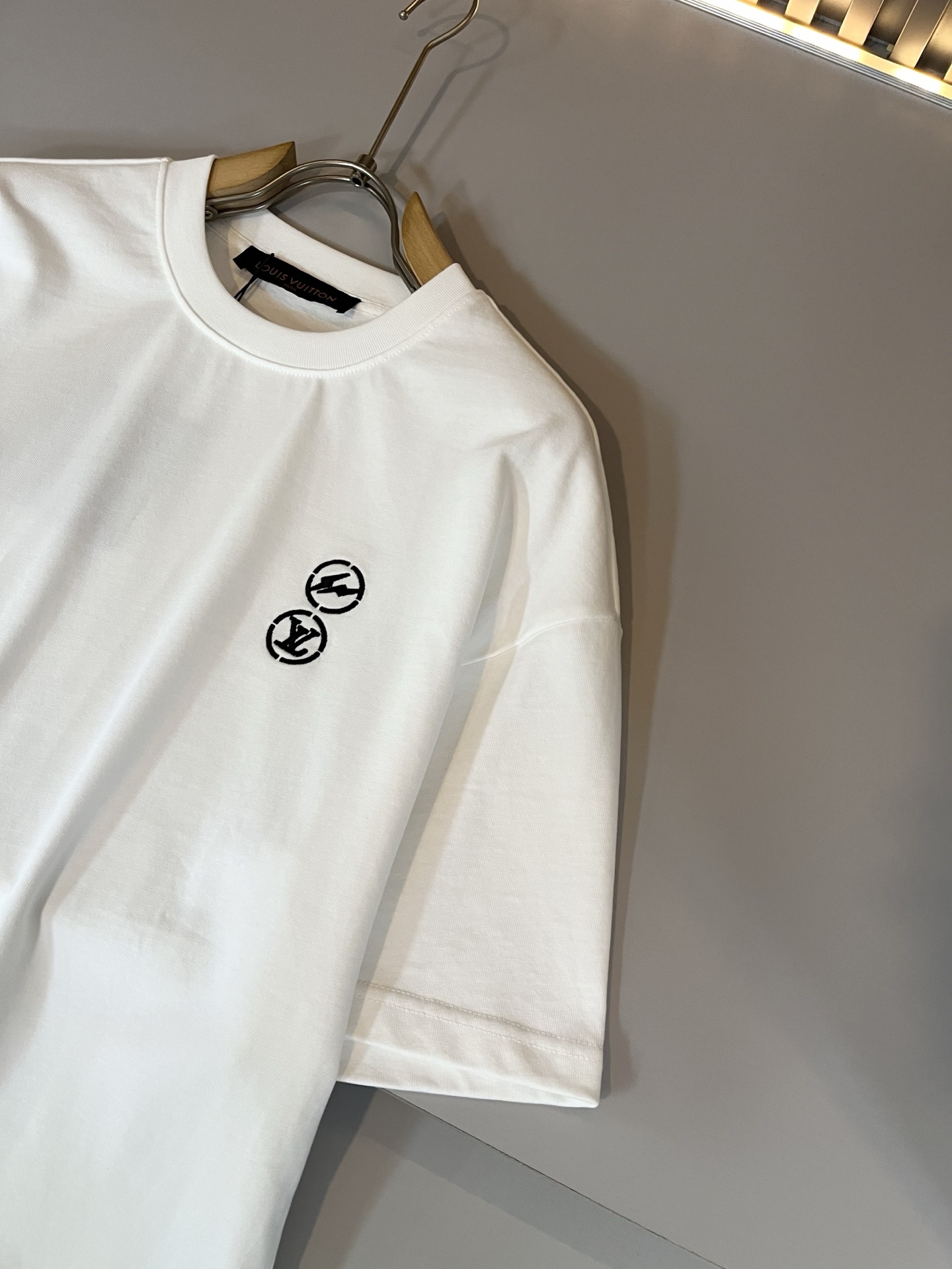  LouisVuitt*路易*登 2025春夏全新系列单品上线，非常时髦前卫的一款男女同款休闲套装，标识