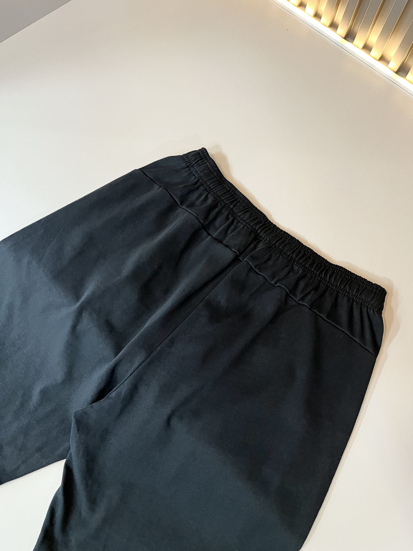  LouisVuitt*路易*登 2025春夏全新系列单品上线，非常时髦前卫的一款男女同款休闲套装，标识