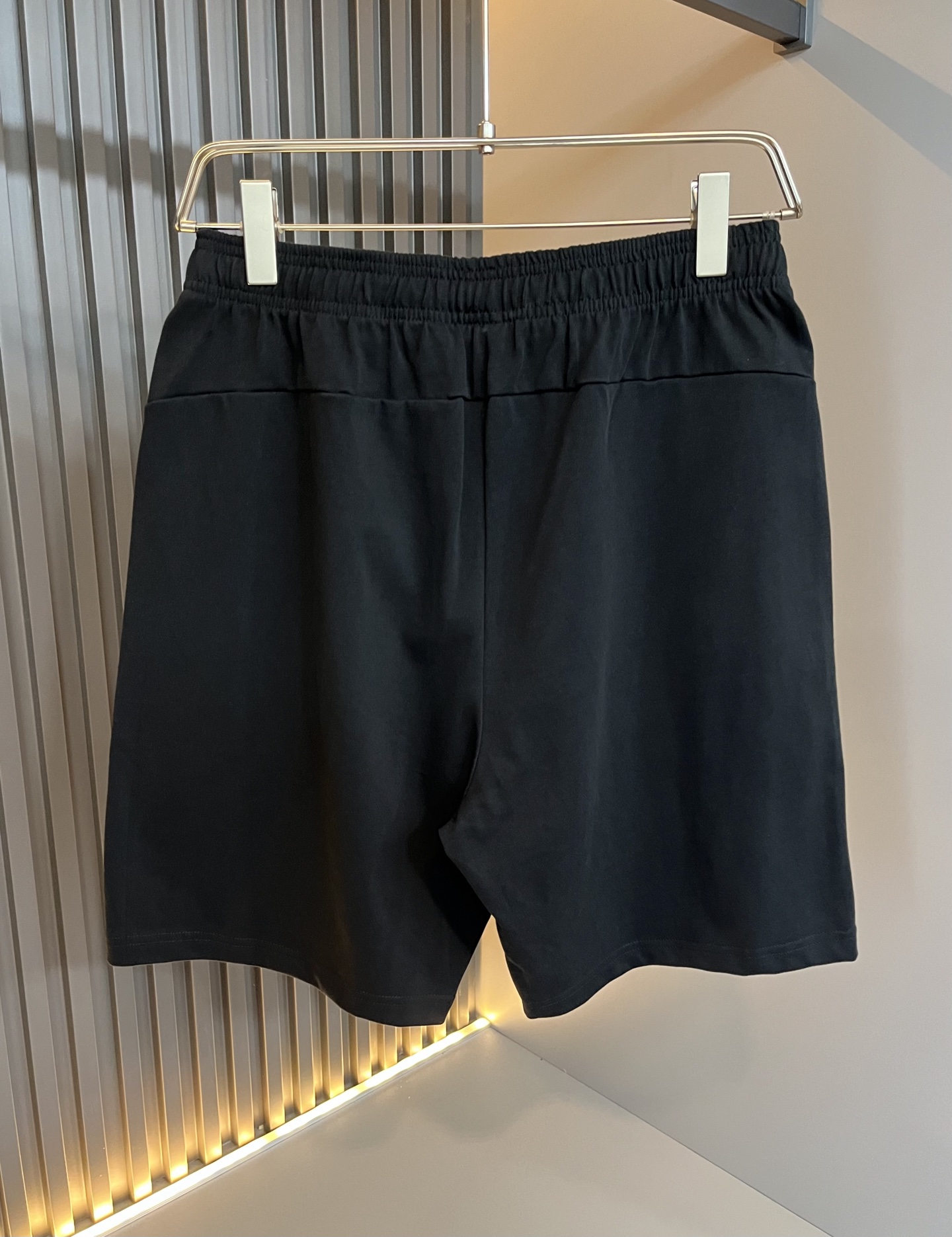  LouisVuitt*路易*登 2025春夏全新系列单品上线，非常时髦前卫的一款男女同款休闲套装，标识