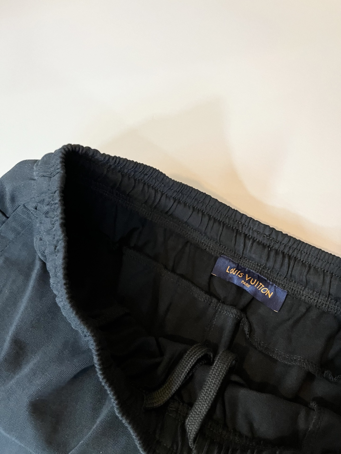  LouisVuitt*路易*登 2025春夏全新系列单品上线，非常时髦前卫的一款男女同款休闲套装，标识