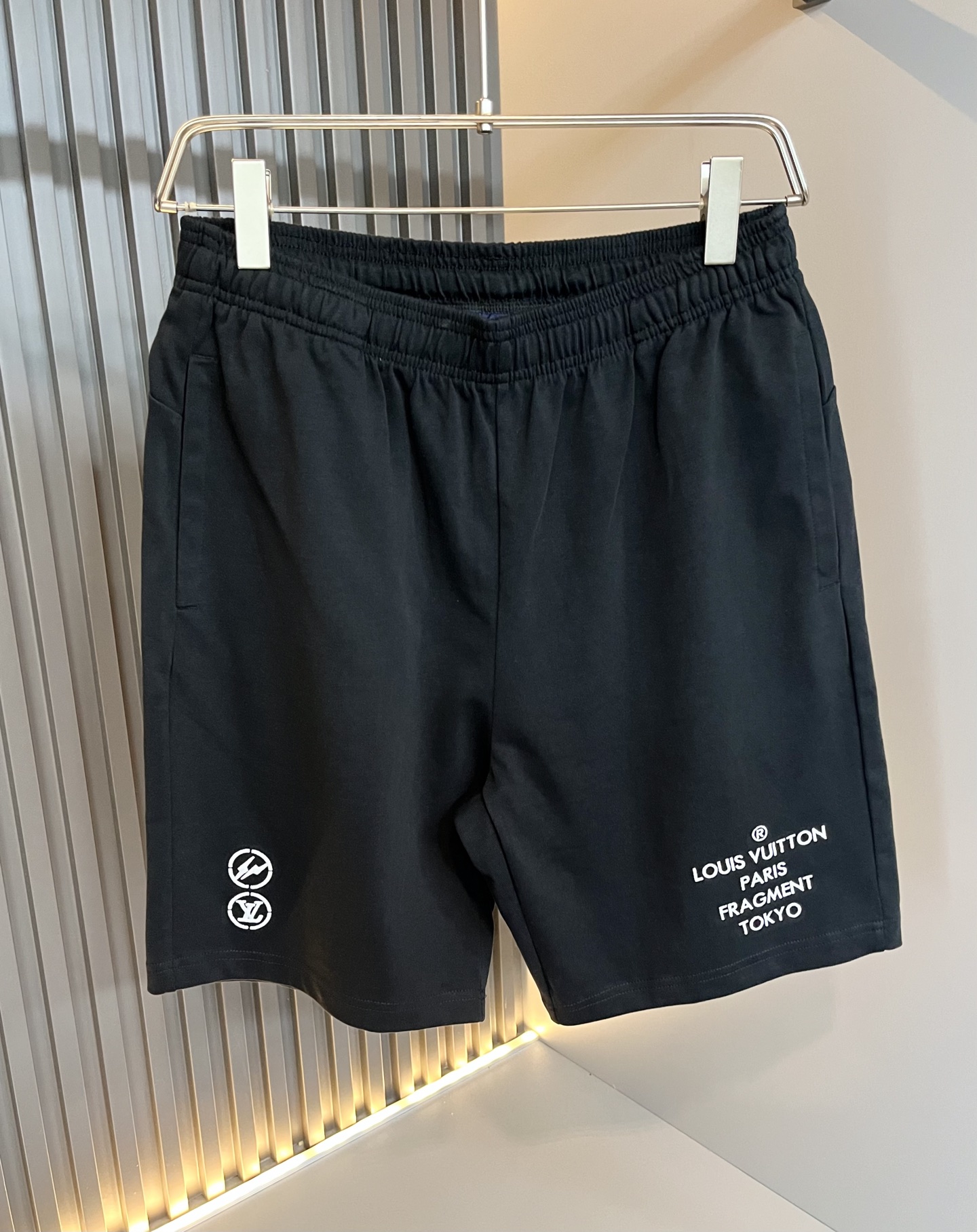  LouisVuitt*路易*登 2025春夏全新系列单品上线，非常时髦前卫的一款男女同款休闲套装，标识