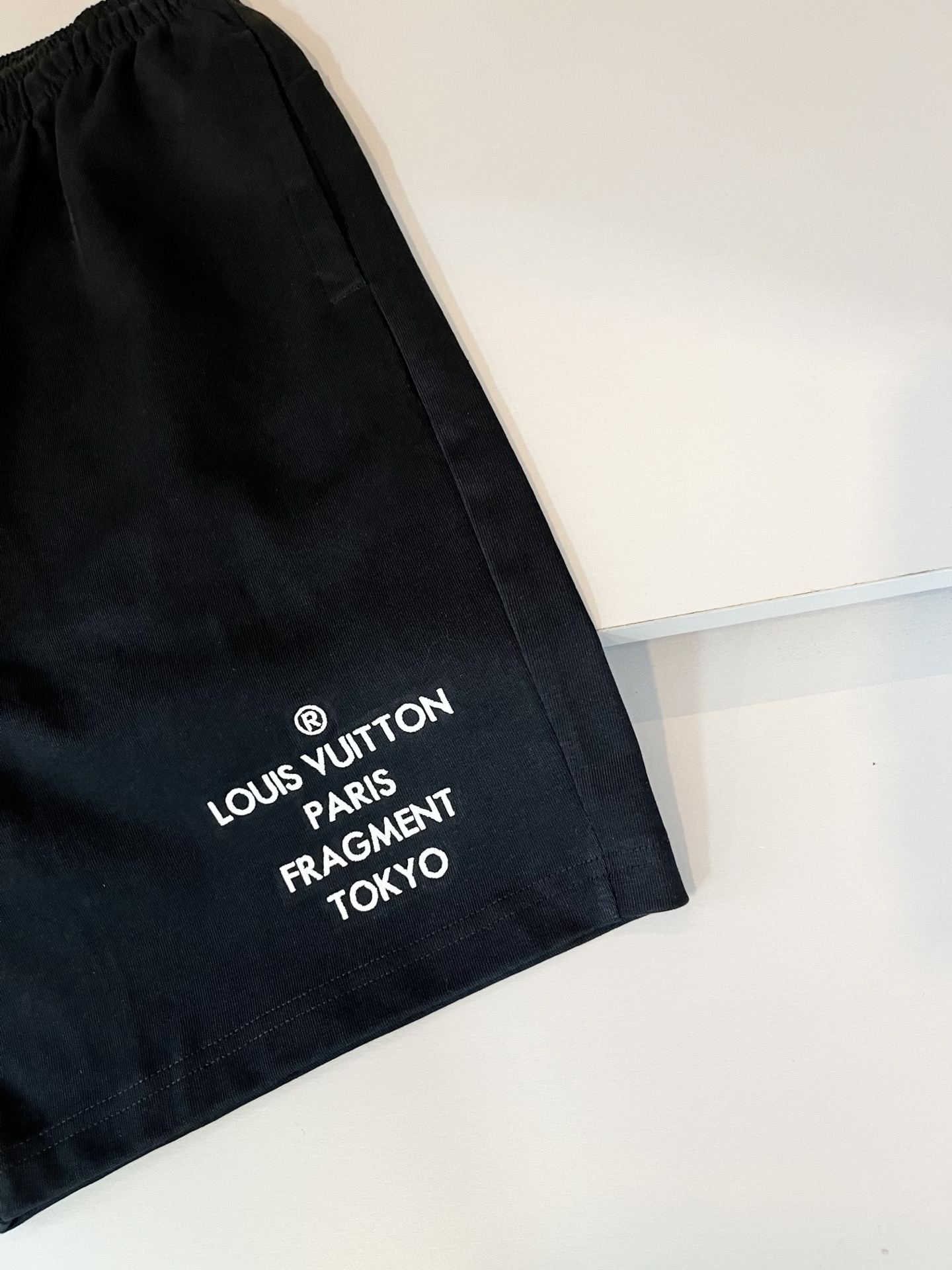  LouisVuitt*路易*登 2025春夏全新系列单品上线，非常时髦前卫的一款男女同款休闲套装，标识