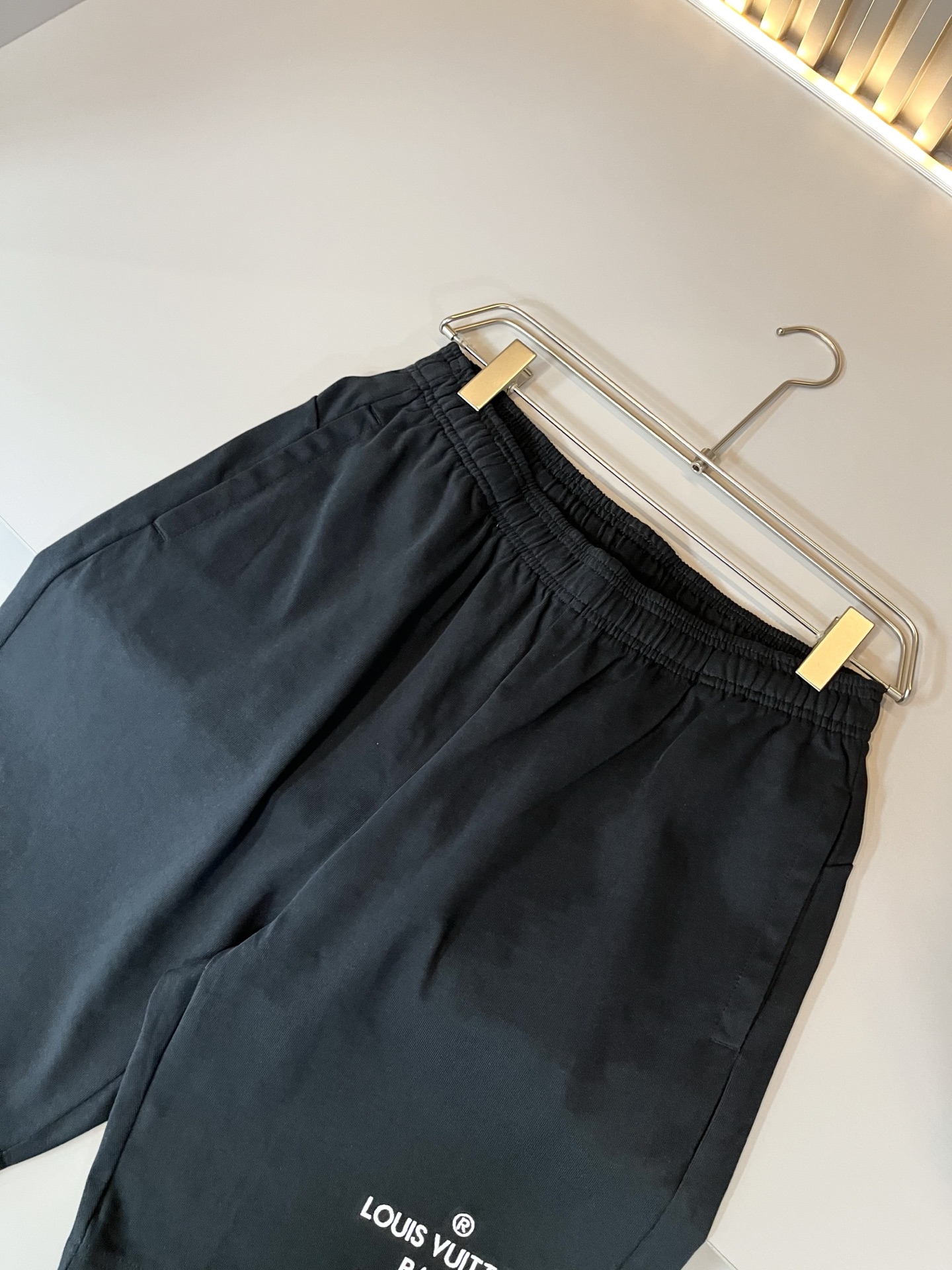  LouisVuitt*路易*登 2025春夏全新系列单品上线，非常时髦前卫的一款男女同款休闲套装，标识