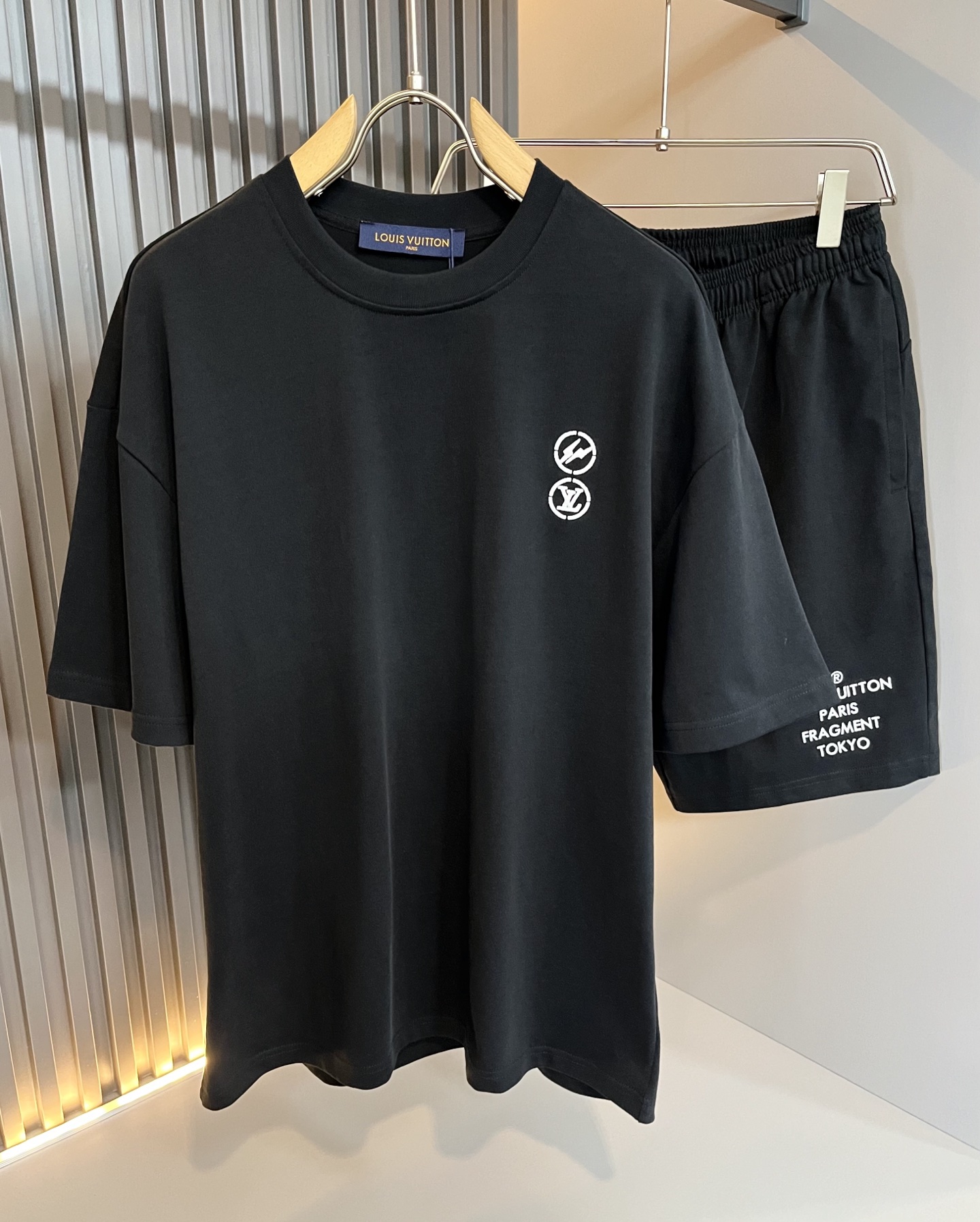  LouisVuitt*路易*登 2025春夏全新系列单品上线，非常时髦前卫的一款男女同款休闲套装，标识