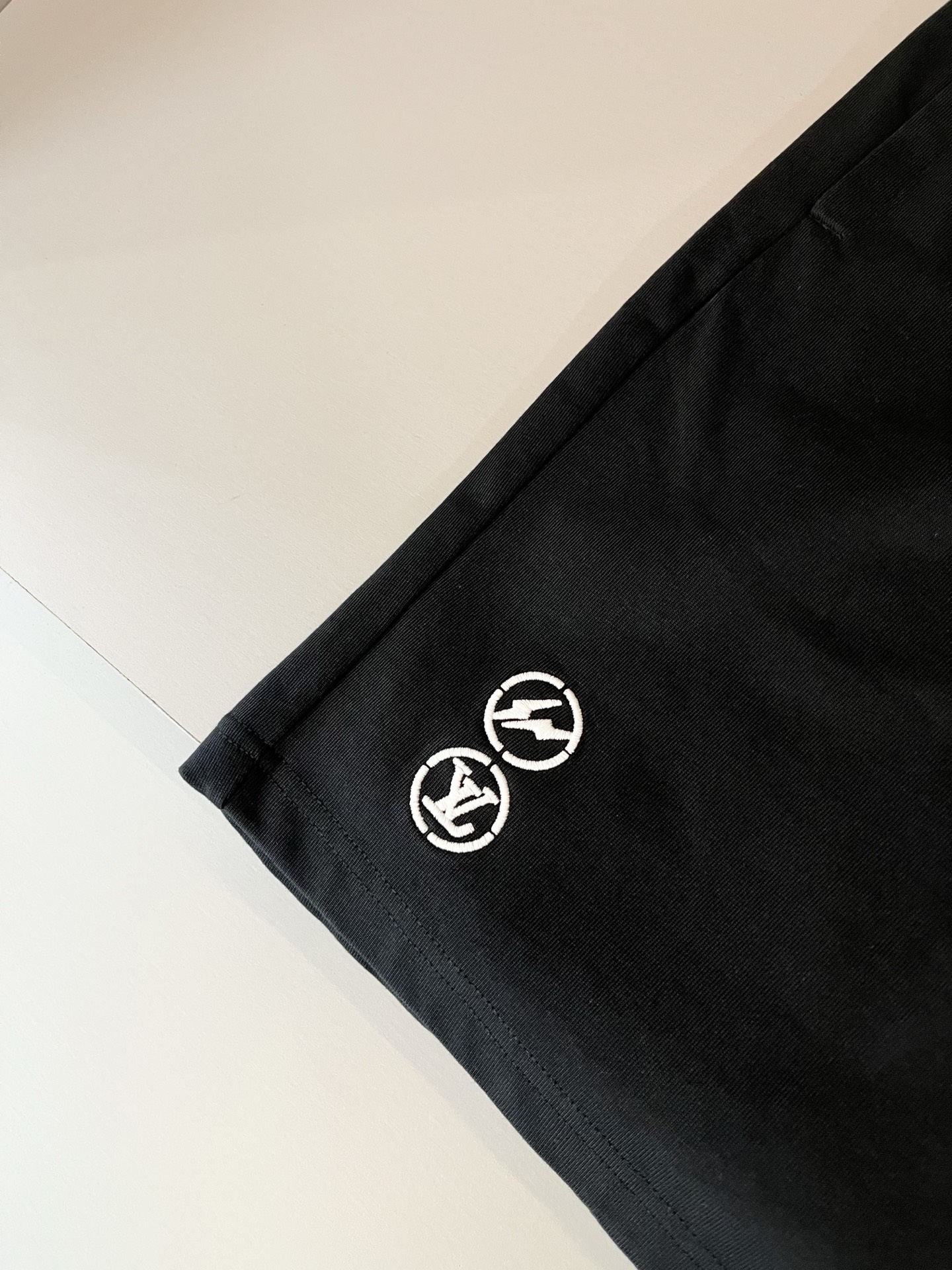  LouisVuitt*路易*登 2025春夏全新系列单品上线，非常时髦前卫的一款男女同款休闲套装，标识