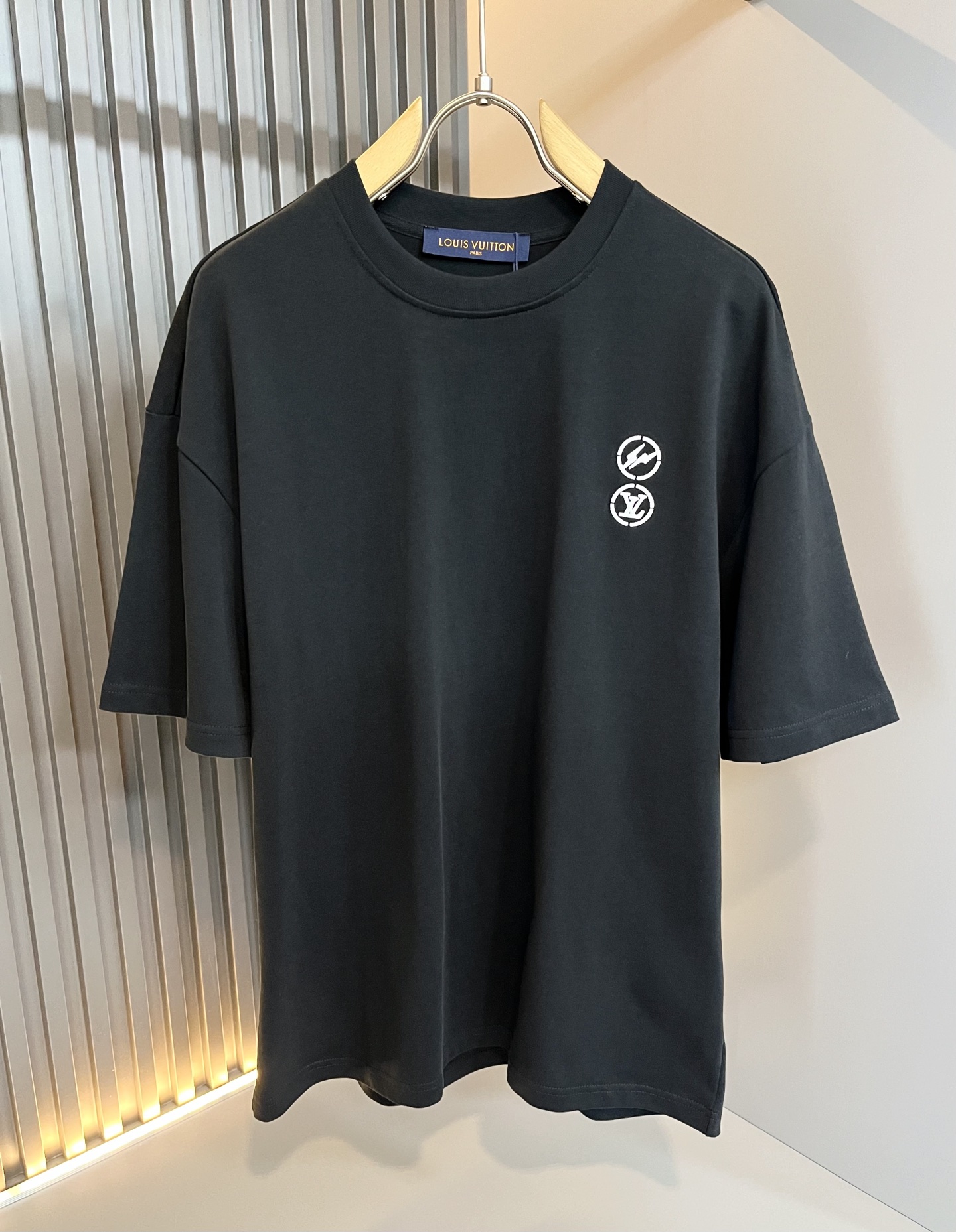  LouisVuitt*路易*登 2025春夏全新系列单品上线，非常时髦前卫的一款男女同款休闲套装，标识