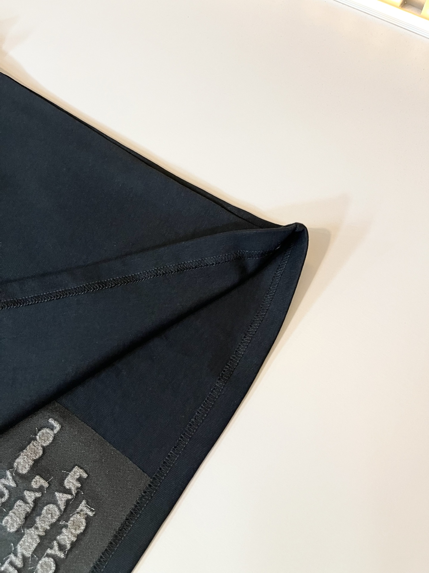  LouisVuitt*路易*登 2025春夏全新系列单品上线，非常时髦前卫的一款男女同款休闲套装，标识