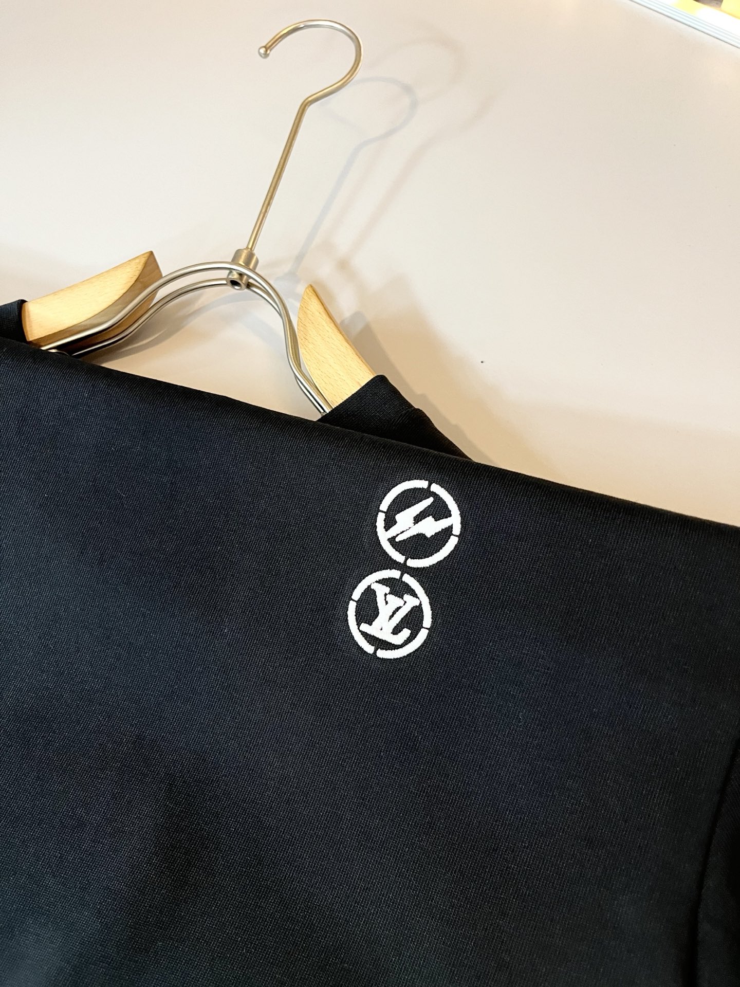  LouisVuitt*路易*登 2025春夏全新系列单品上线，非常时髦前卫的一款男女同款休闲套装，标识