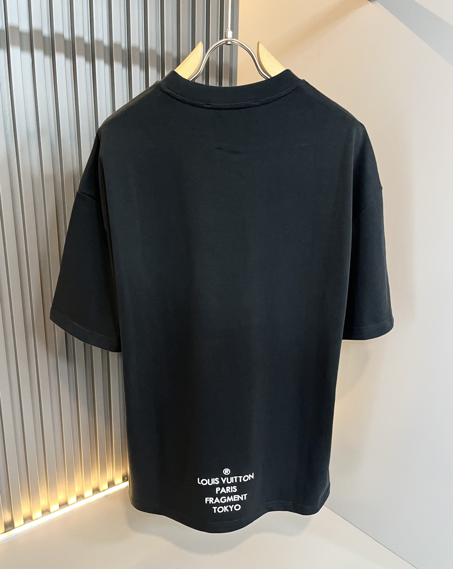  LouisVuitt*路易*登 2025春夏全新系列单品上线，非常时髦前卫的一款男女同款休闲套装，标识