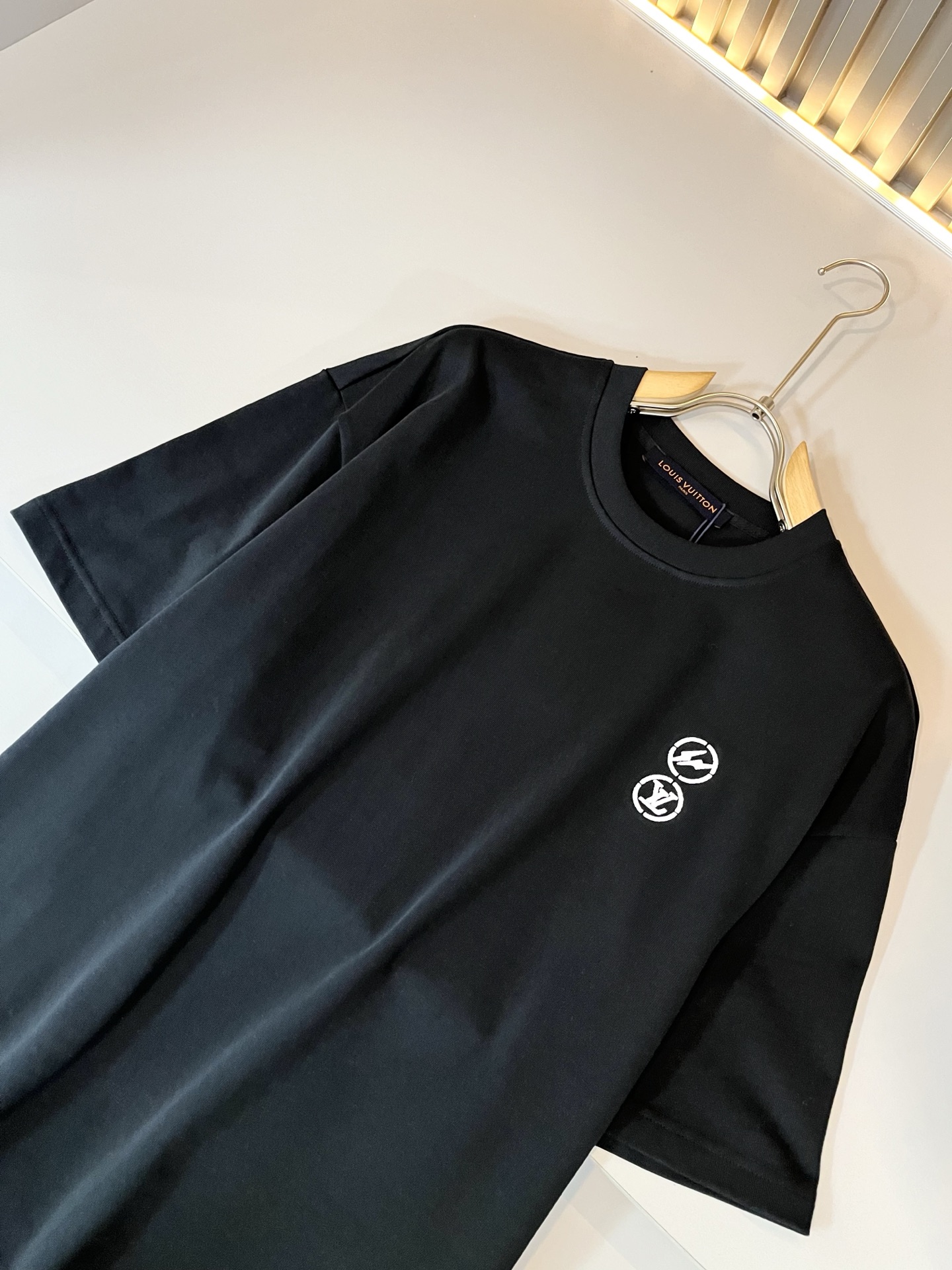  LouisVuitt*路易*登 2025春夏全新系列单品上线，非常时髦前卫的一款男女同款休闲套装，标识