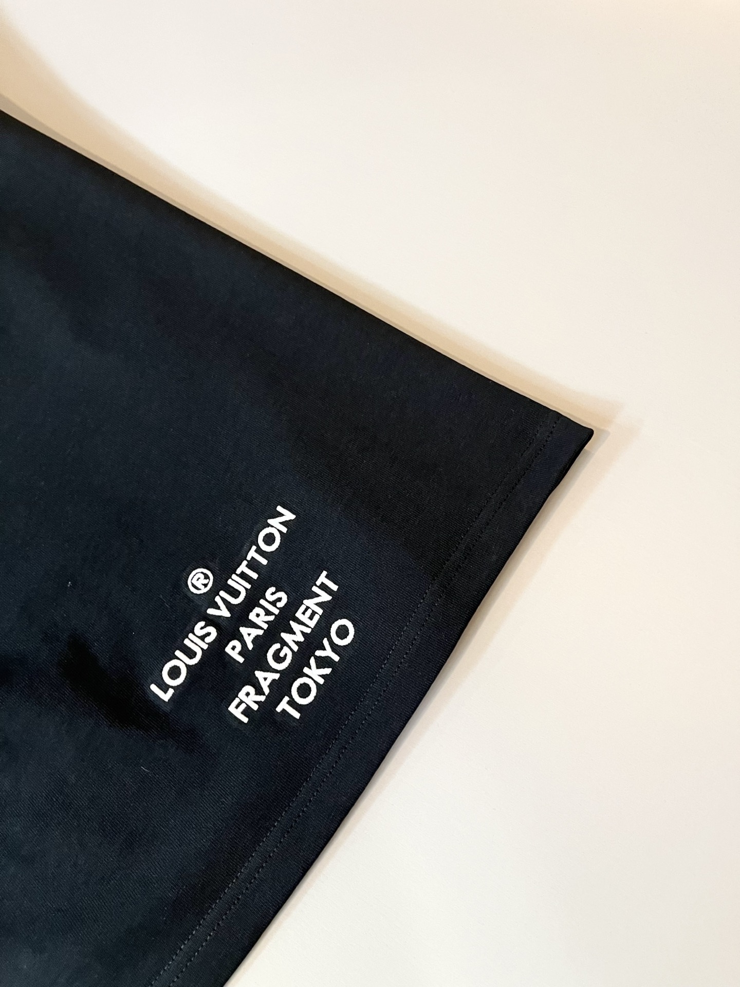  LouisVuitt*路易*登 2025春夏全新系列单品上线，非常时髦前卫的一款男女同款休闲套装，标识