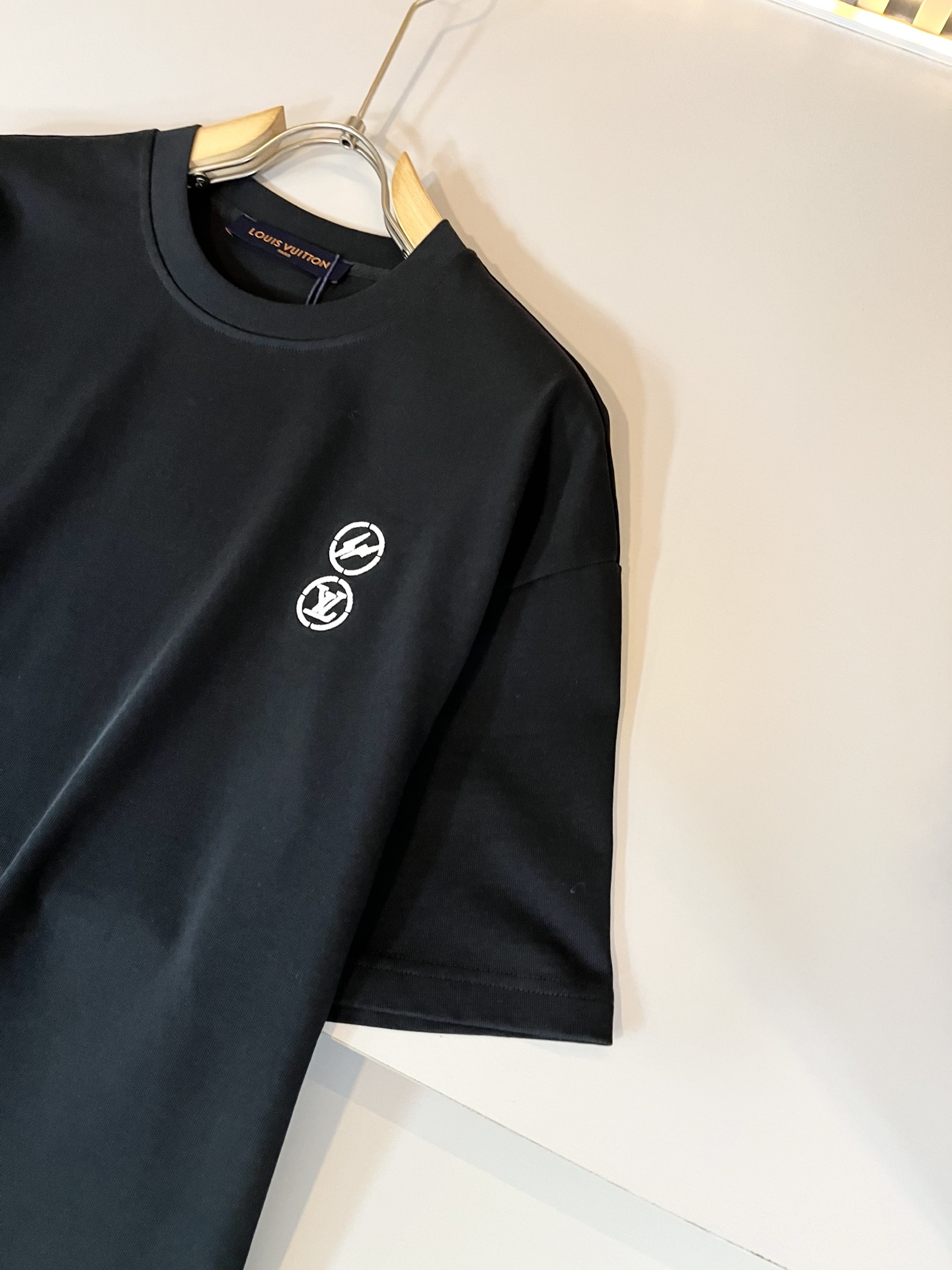  LouisVuitt*路易*登 2025春夏全新系列单品上线，非常时髦前卫的一款男女同款休闲套装，标识