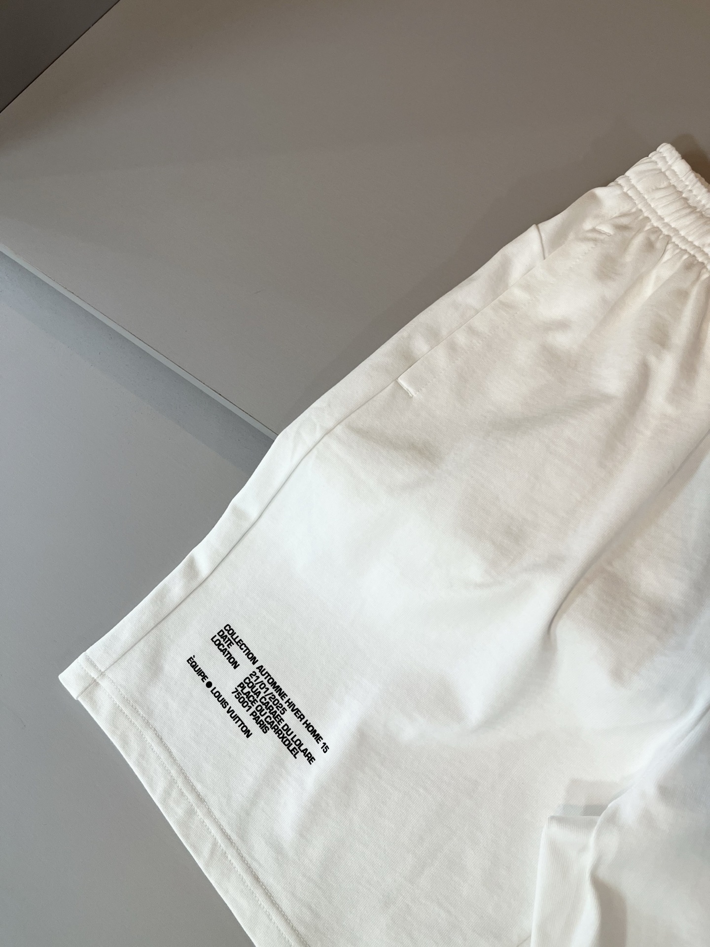  LouisVuitt*路易*登 2025春夏全新系列单品上线，非常时髦前卫的一款男女同款休闲套装，标识