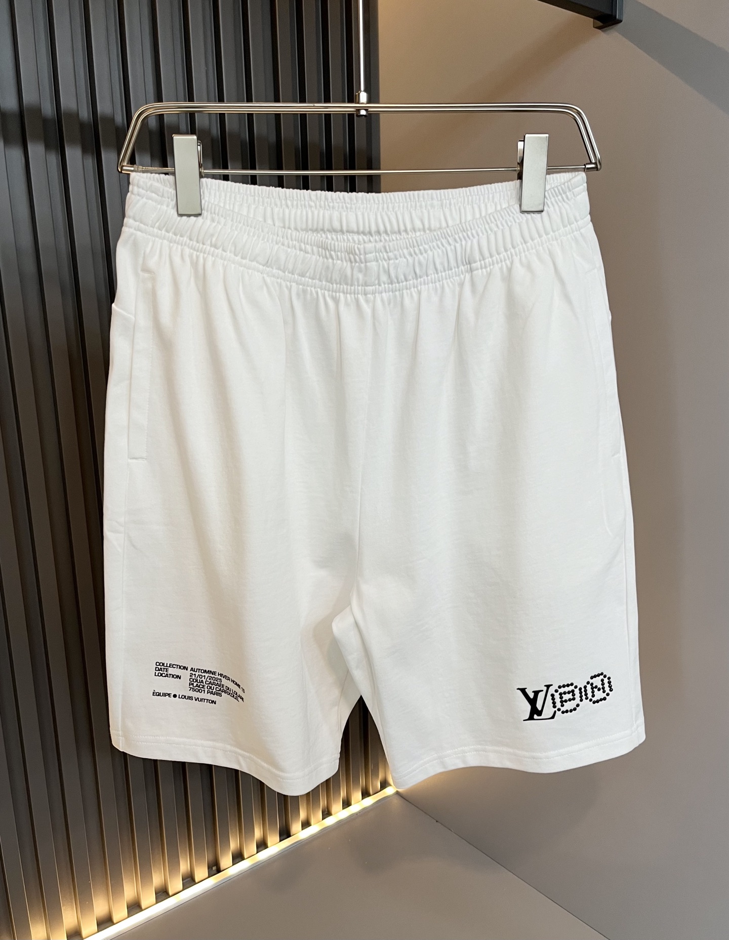  LouisVuitt*路易*登 2025春夏全新系列单品上线，非常时髦前卫的一款男女同款休闲套装，标识