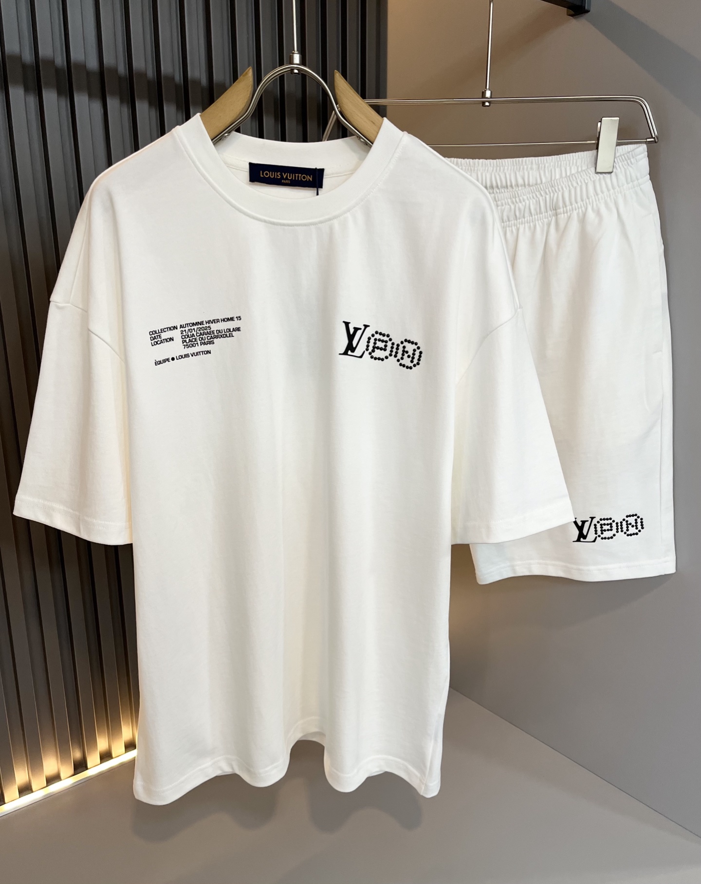  LouisVuitt*路易*登 2025春夏全新系列单品上线，非常时髦前卫的一款男女同款休闲套装，标识