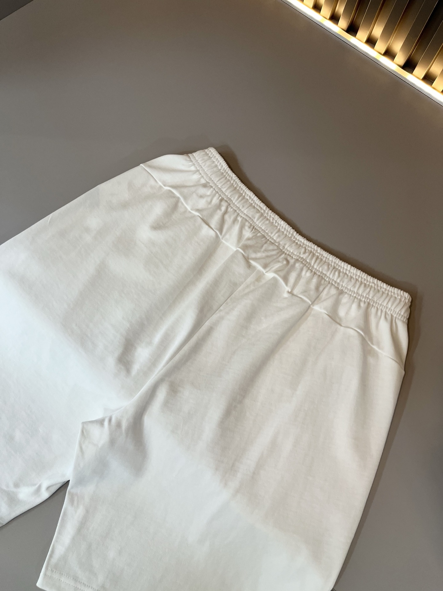  LouisVuitt*路易*登 2025春夏全新系列单品上线，非常时髦前卫的一款男女同款休闲套装，标识