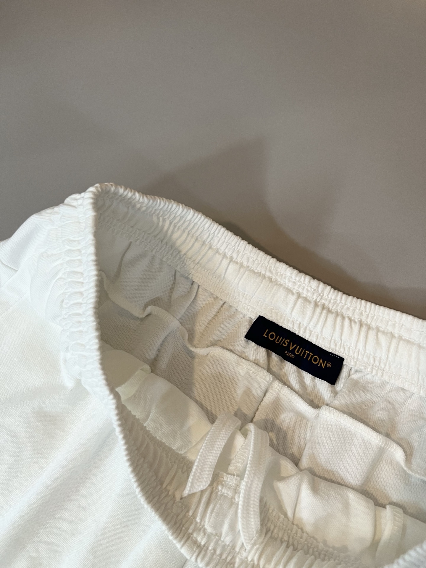  LouisVuitt*路易*登 2025春夏全新系列单品上线，非常时髦前卫的一款男女同款休闲套装，标识