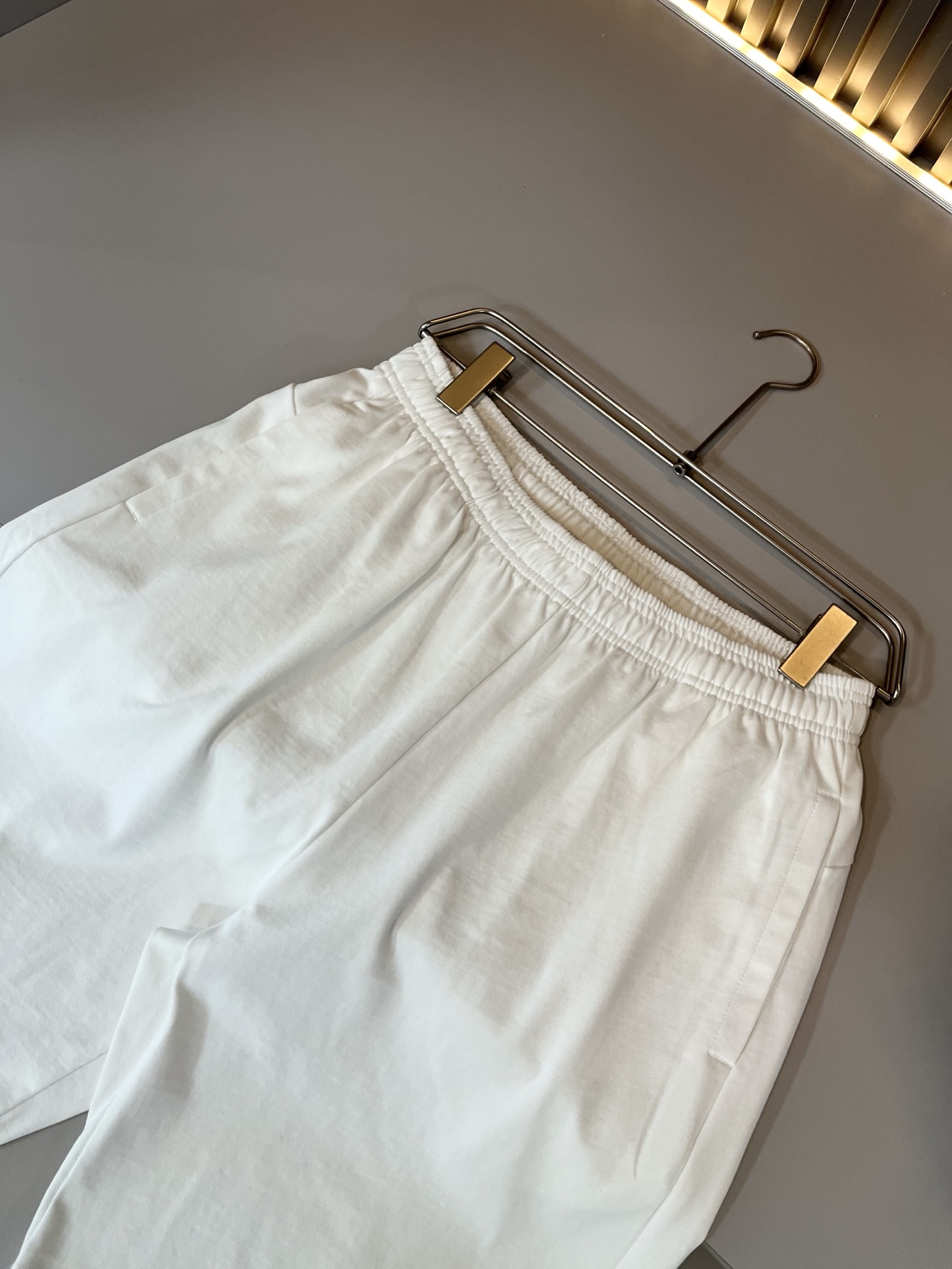  LouisVuitt*路易*登 2025春夏全新系列单品上线，非常时髦前卫的一款男女同款休闲套装，标识