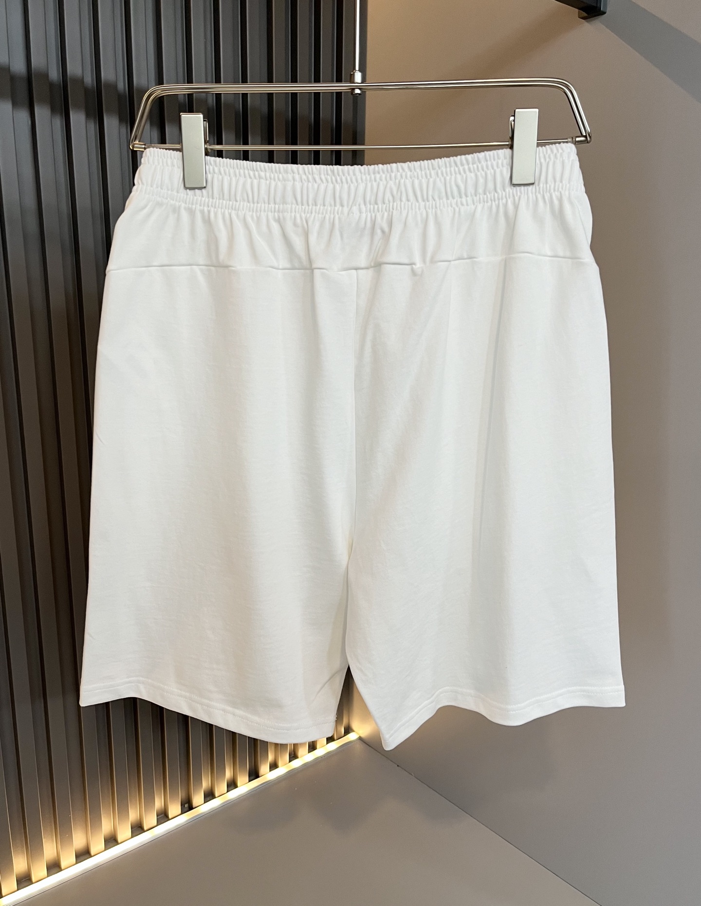  LouisVuitt*路易*登 2025春夏全新系列单品上线，非常时髦前卫的一款男女同款休闲套装，标识