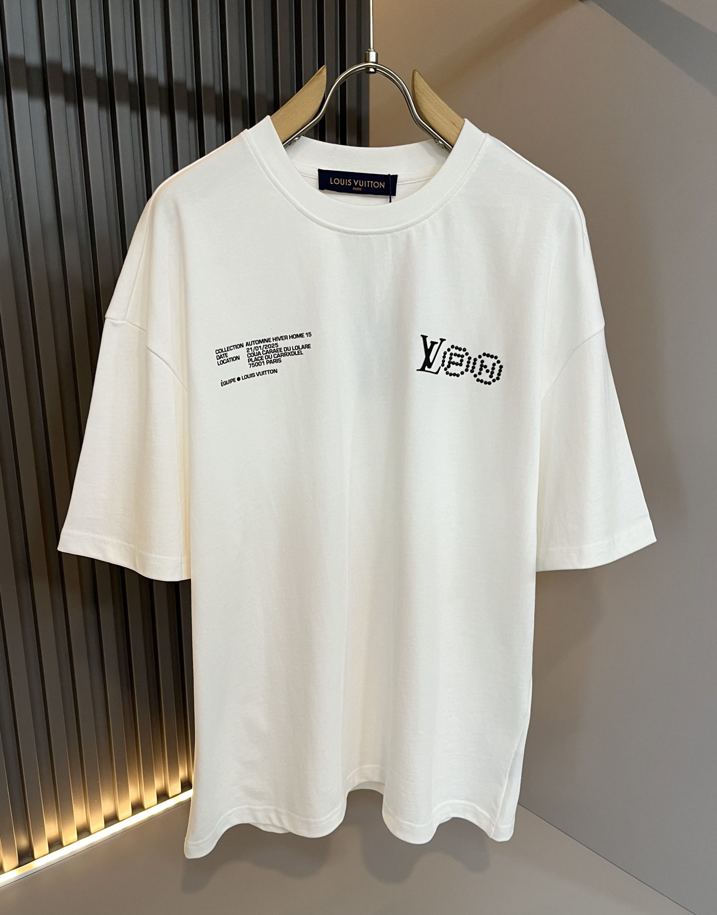  LouisVuitt*路易*登 2025春夏全新系列单品上线，非常时髦前卫的一款男女同款休闲套装，标识