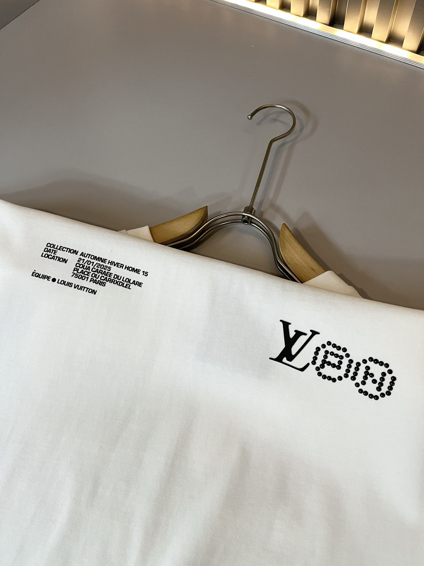  LouisVuitt*路易*登 2025春夏全新系列单品上线，非常时髦前卫的一款男女同款休闲套装，标识