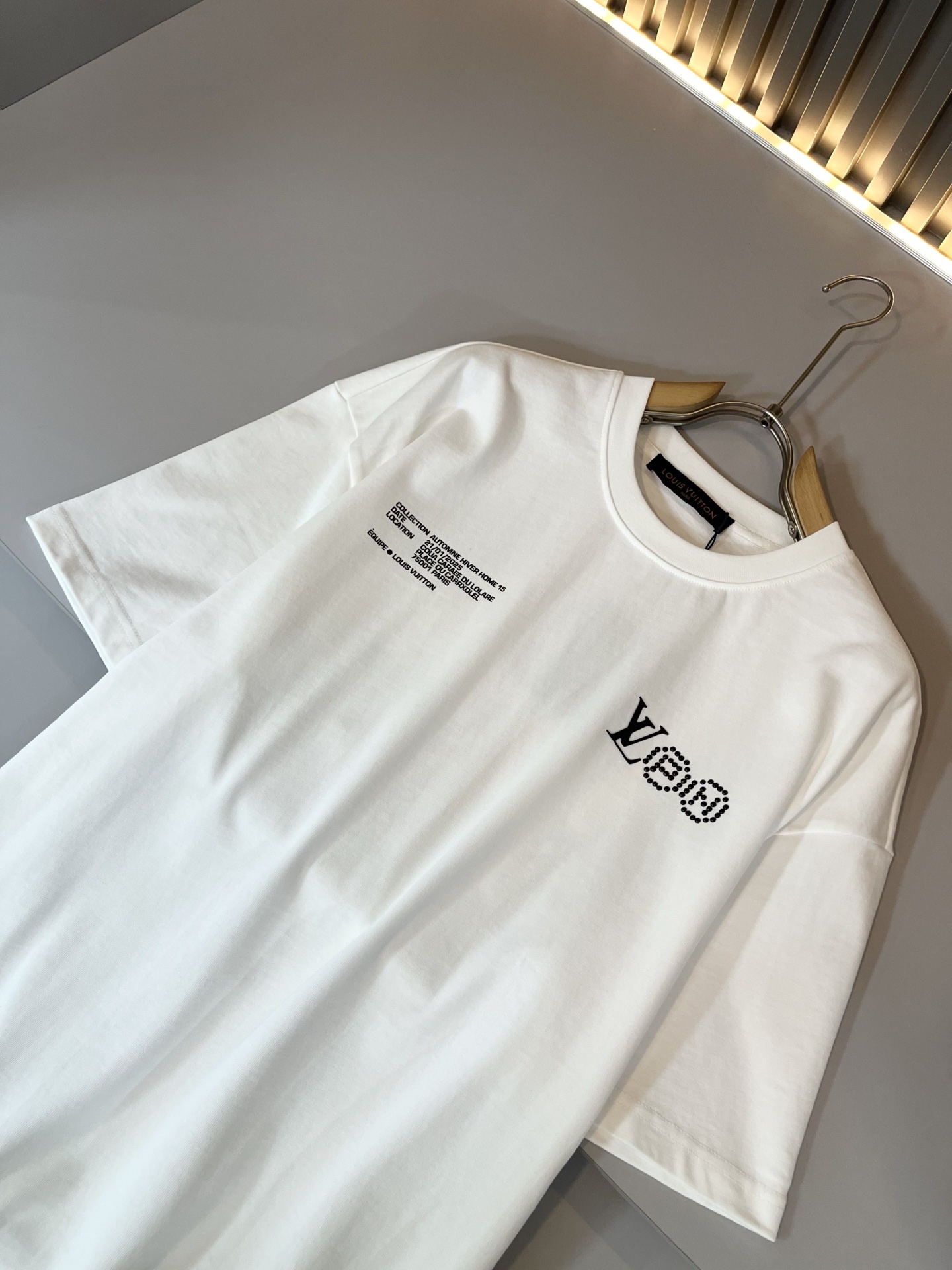  LouisVuitt*路易*登 2025春夏全新系列单品上线，非常时髦前卫的一款男女同款休闲套装，标识