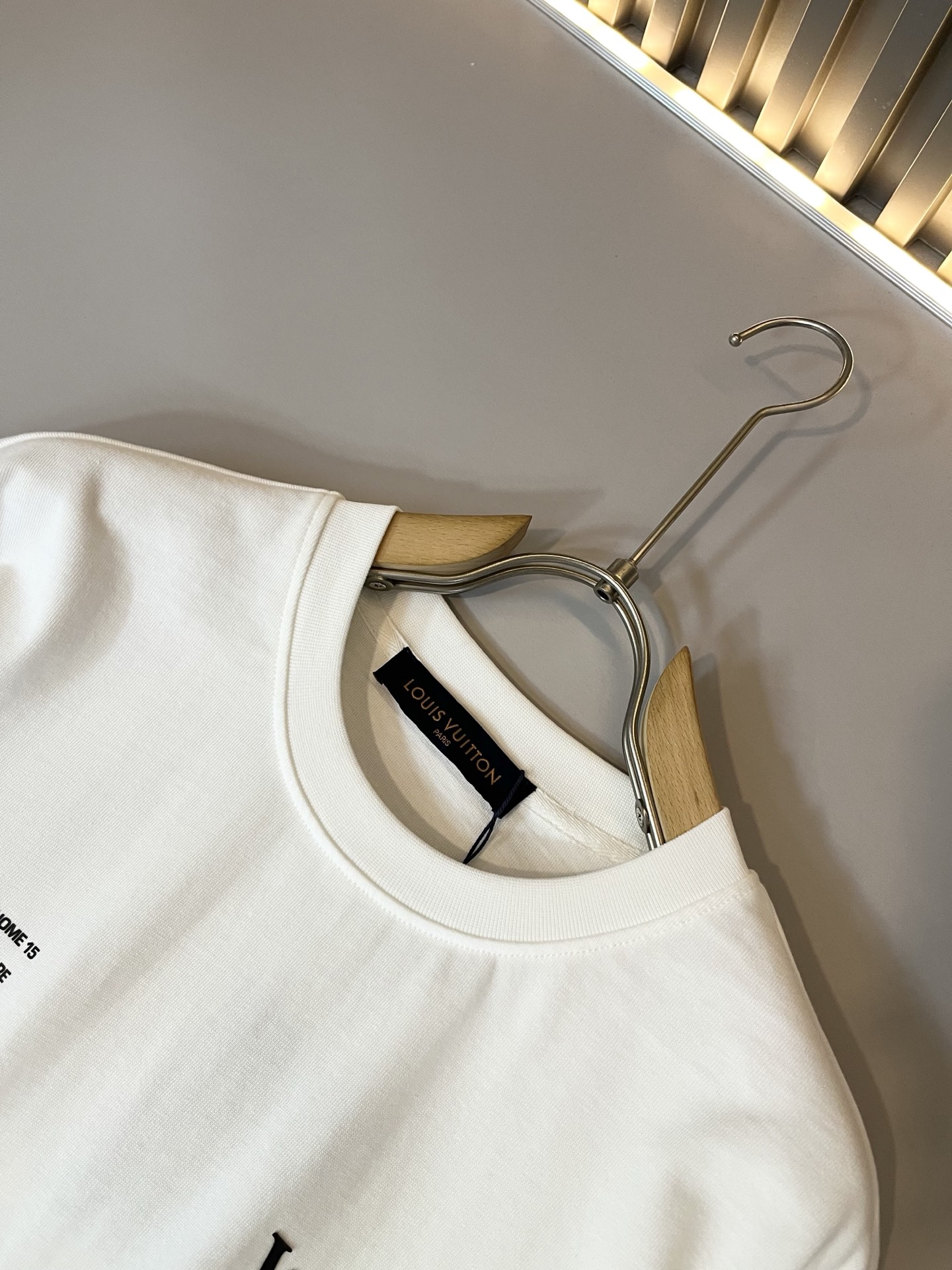  LouisVuitt*路易*登 2025春夏全新系列单品上线，非常时髦前卫的一款男女同款休闲套装，标识