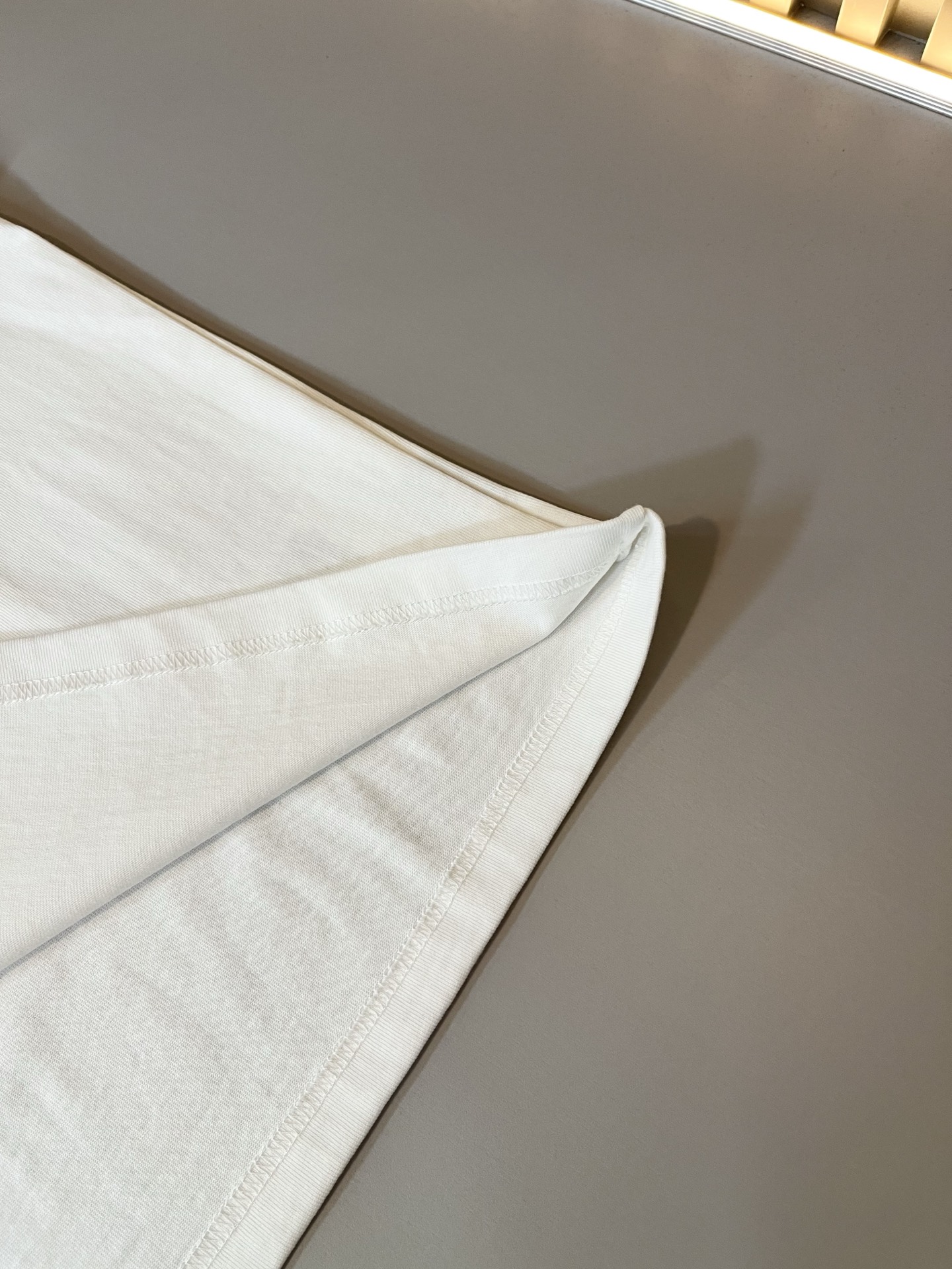  LouisVuitt*路易*登 2025春夏全新系列单品上线，非常时髦前卫的一款男女同款休闲套装，标识