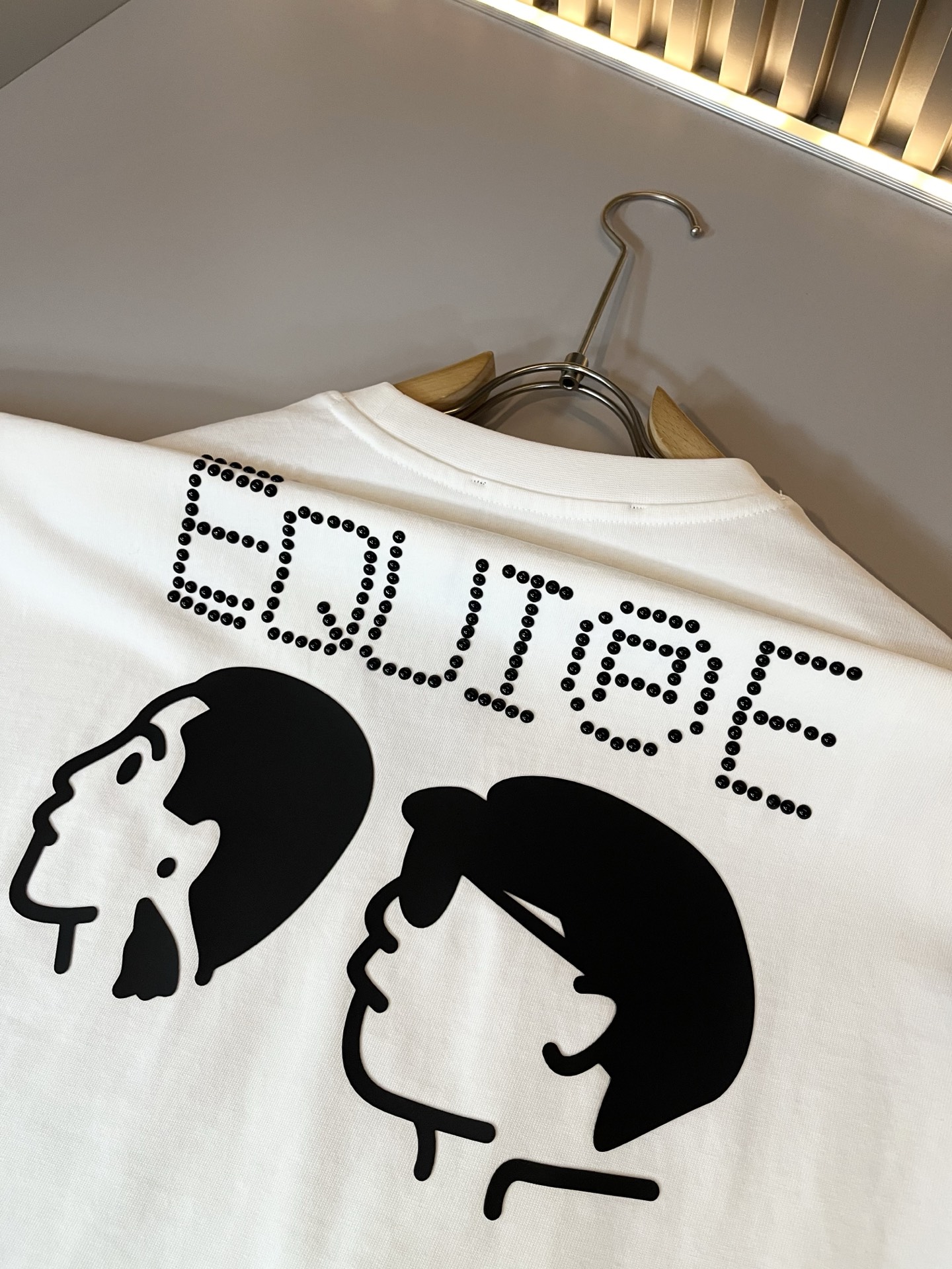  LouisVuitt*路易*登 2025春夏全新系列单品上线，非常时髦前卫的一款男女同款休闲套装，标识