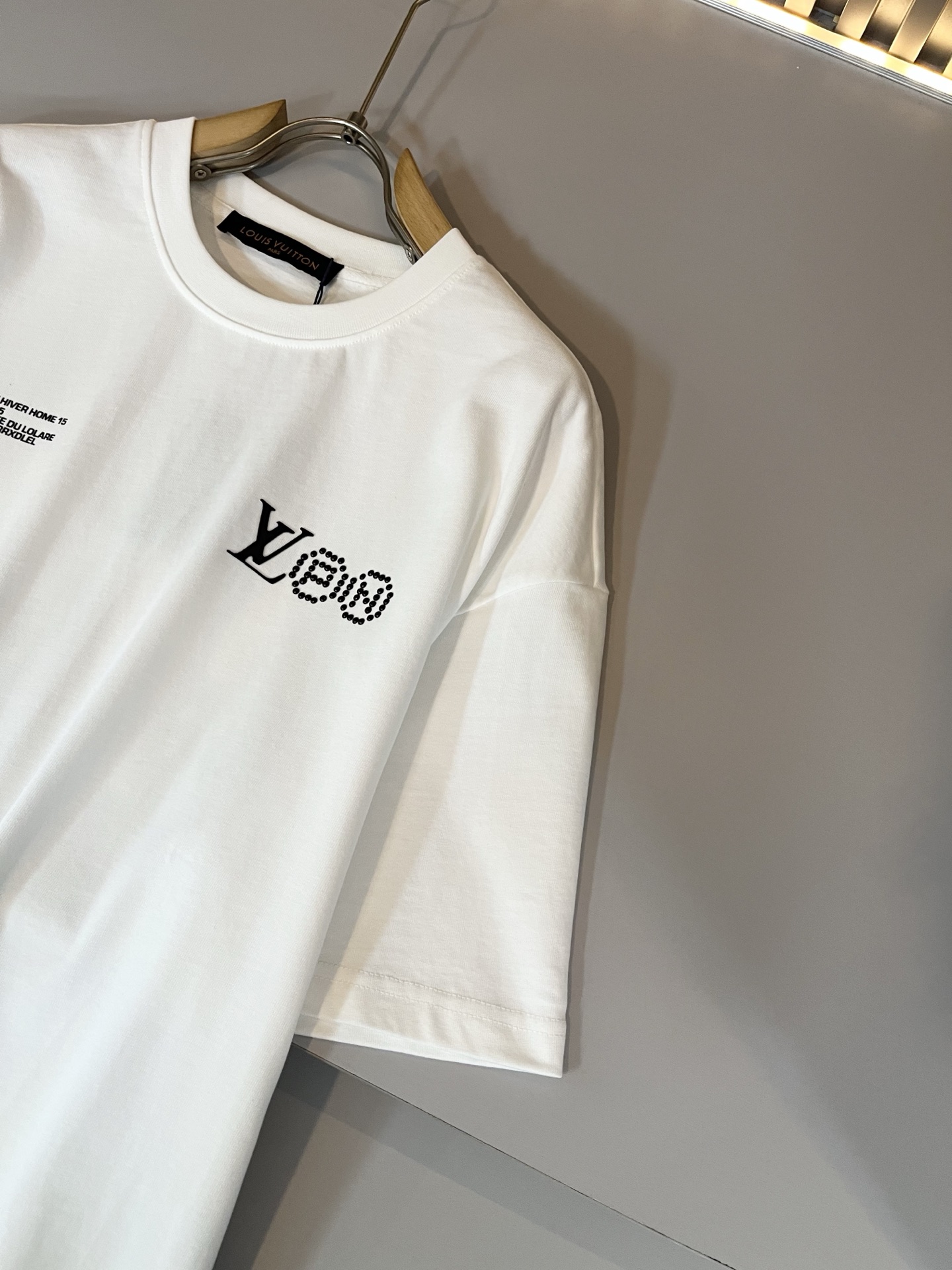  LouisVuitt*路易*登 2025春夏全新系列单品上线，非常时髦前卫的一款男女同款休闲套装，标识