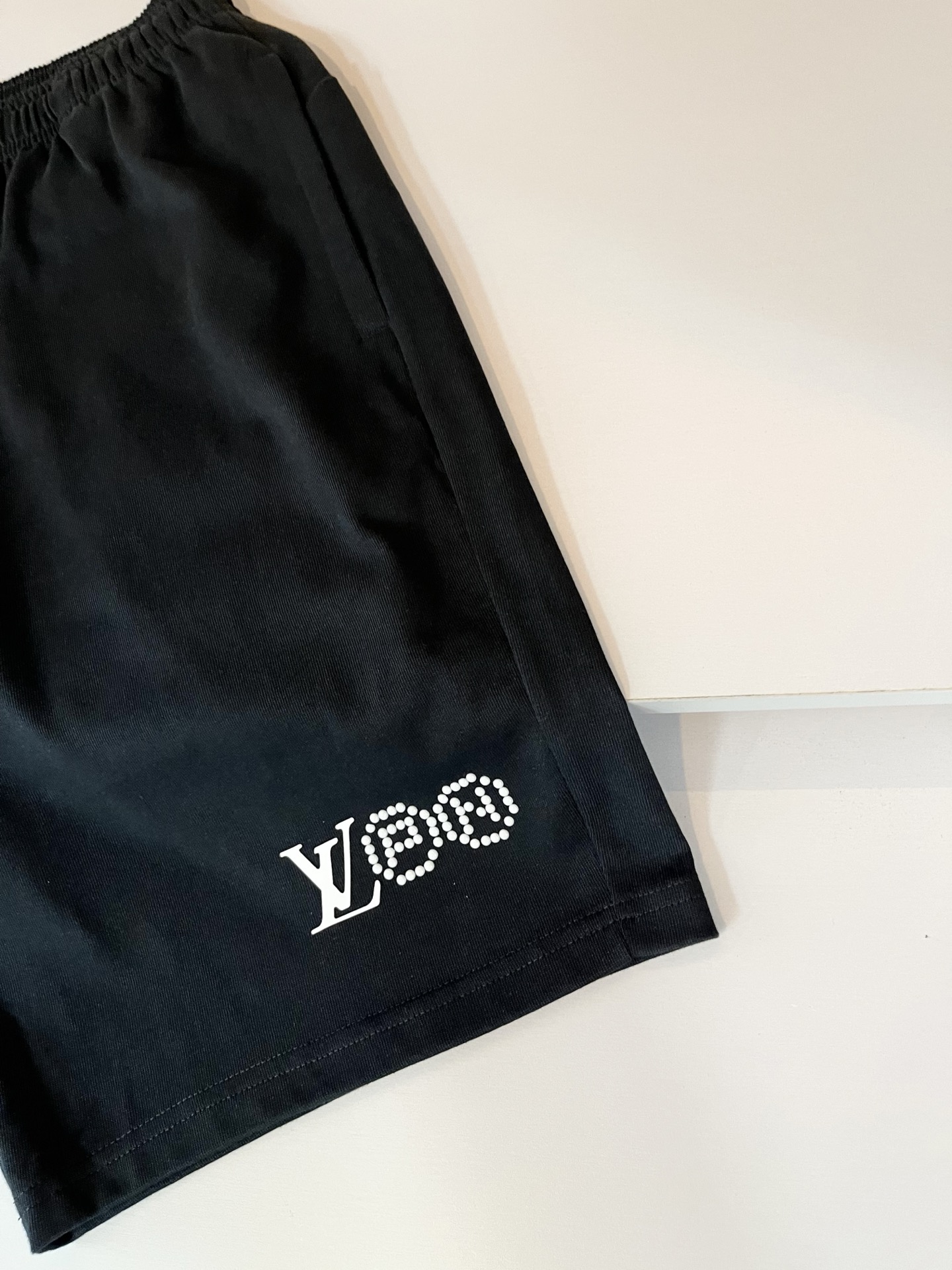  LouisVuitt*路易*登 2025春夏全新系列单品上线，非常时髦前卫的一款男女同款休闲套装，标识