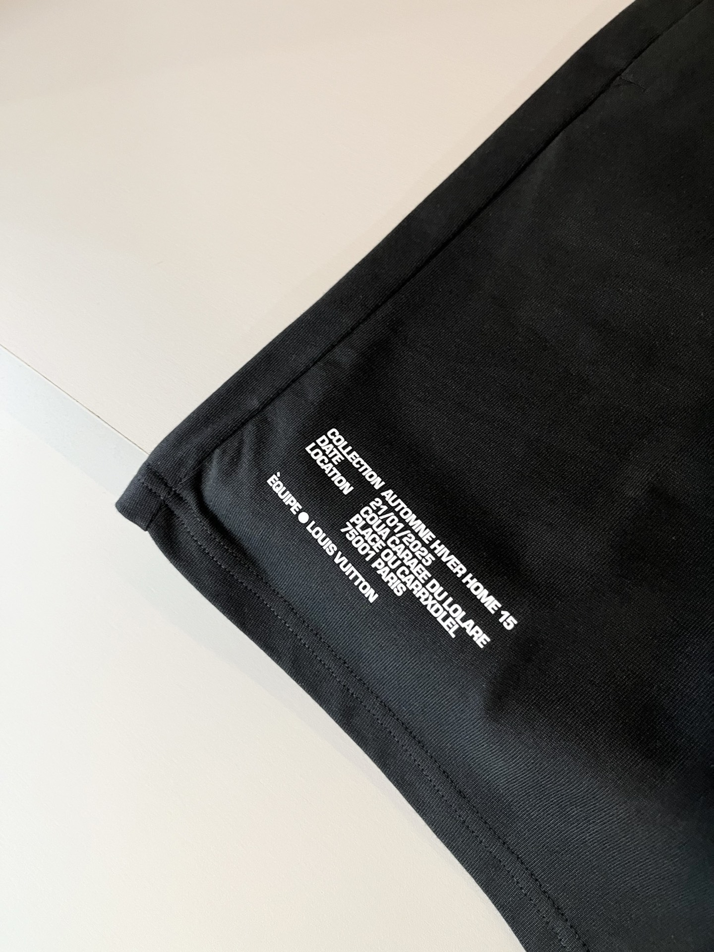  LouisVuitt*路易*登 2025春夏全新系列单品上线，非常时髦前卫的一款男女同款休闲套装，标识