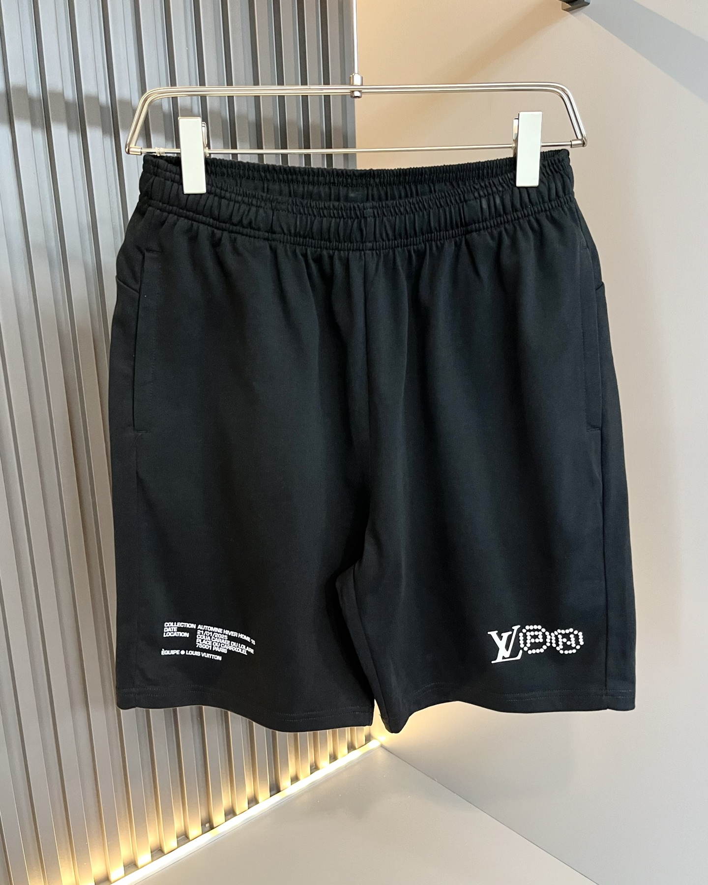  LouisVuitt*路易*登 2025春夏全新系列单品上线，非常时髦前卫的一款男女同款休闲套装，标识