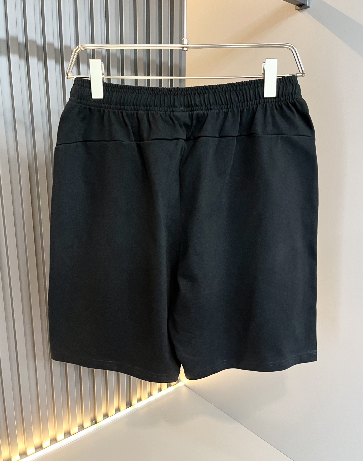  LouisVuitt*路易*登 2025春夏全新系列单品上线，非常时髦前卫的一款男女同款休闲套装，标识