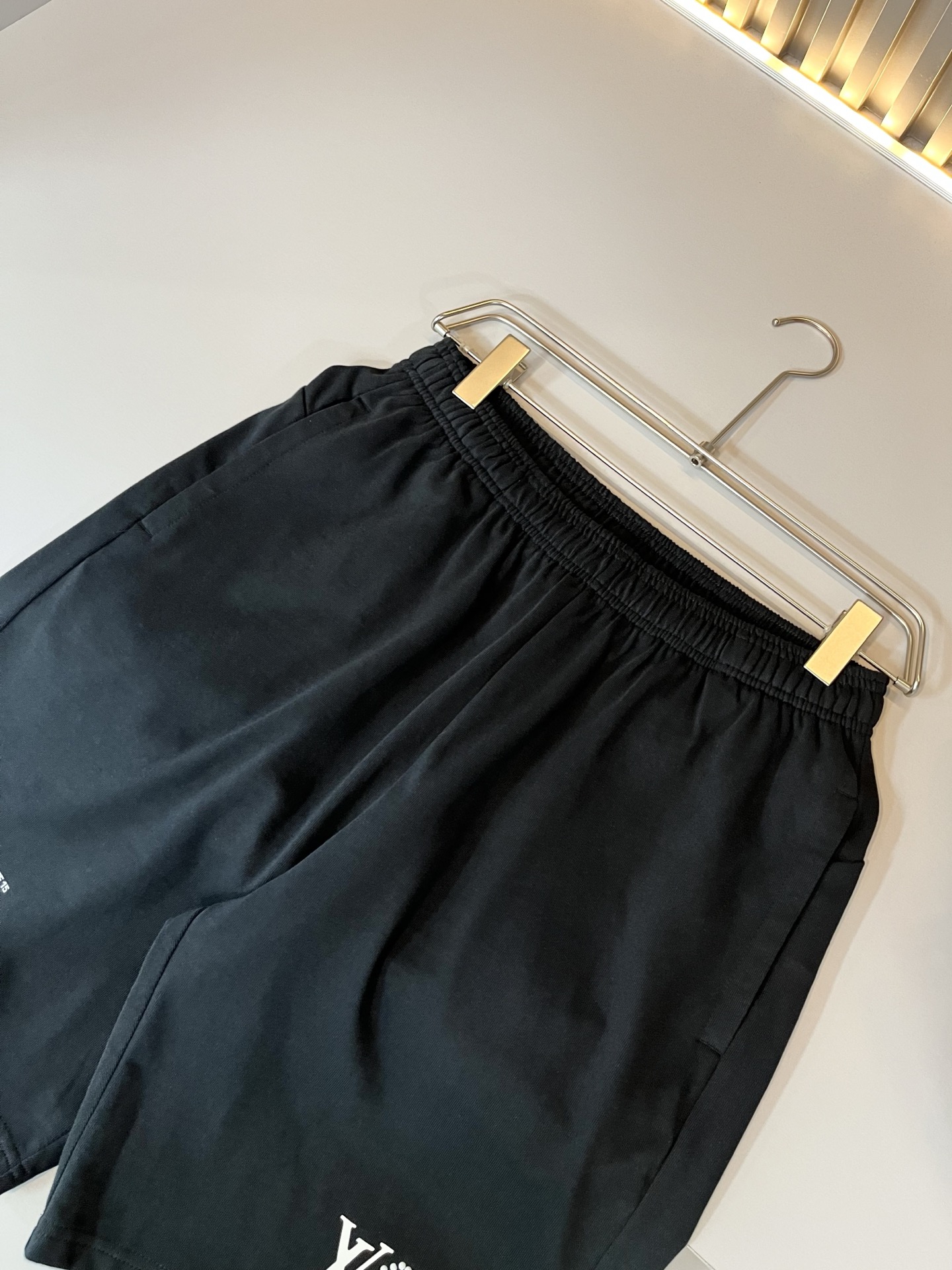  LouisVuitt*路易*登 2025春夏全新系列单品上线，非常时髦前卫的一款男女同款休闲套装，标识