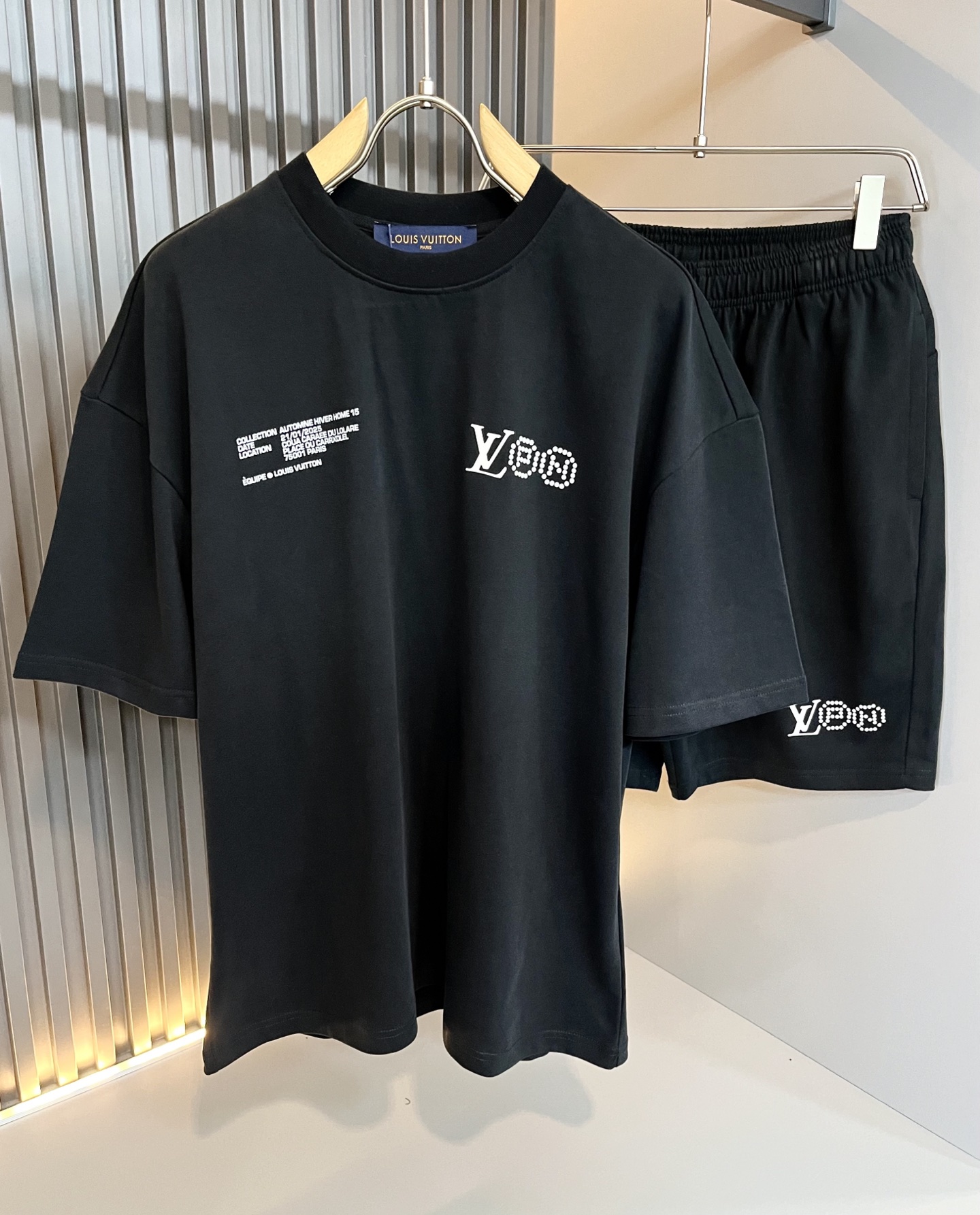  LouisVuitt*路易*登 2025春夏全新系列单品上线，非常时髦前卫的一款男女同款休闲套装，标识